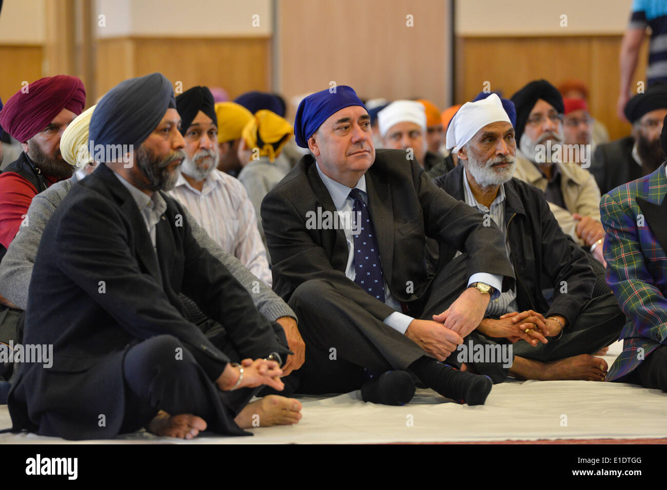 Glasgow, Großbritannien. Juni 2014. Der erste Minister Alex Salmond traf sich mit Mitgliedern der schottischen Sikh-Gemeinde, als er am Sonntag, 01. Juni 2014 in Glasgow, Schottland, die Glasgow Gurdwara besuchte. © David Gordon/Alamy Live News Stockfoto