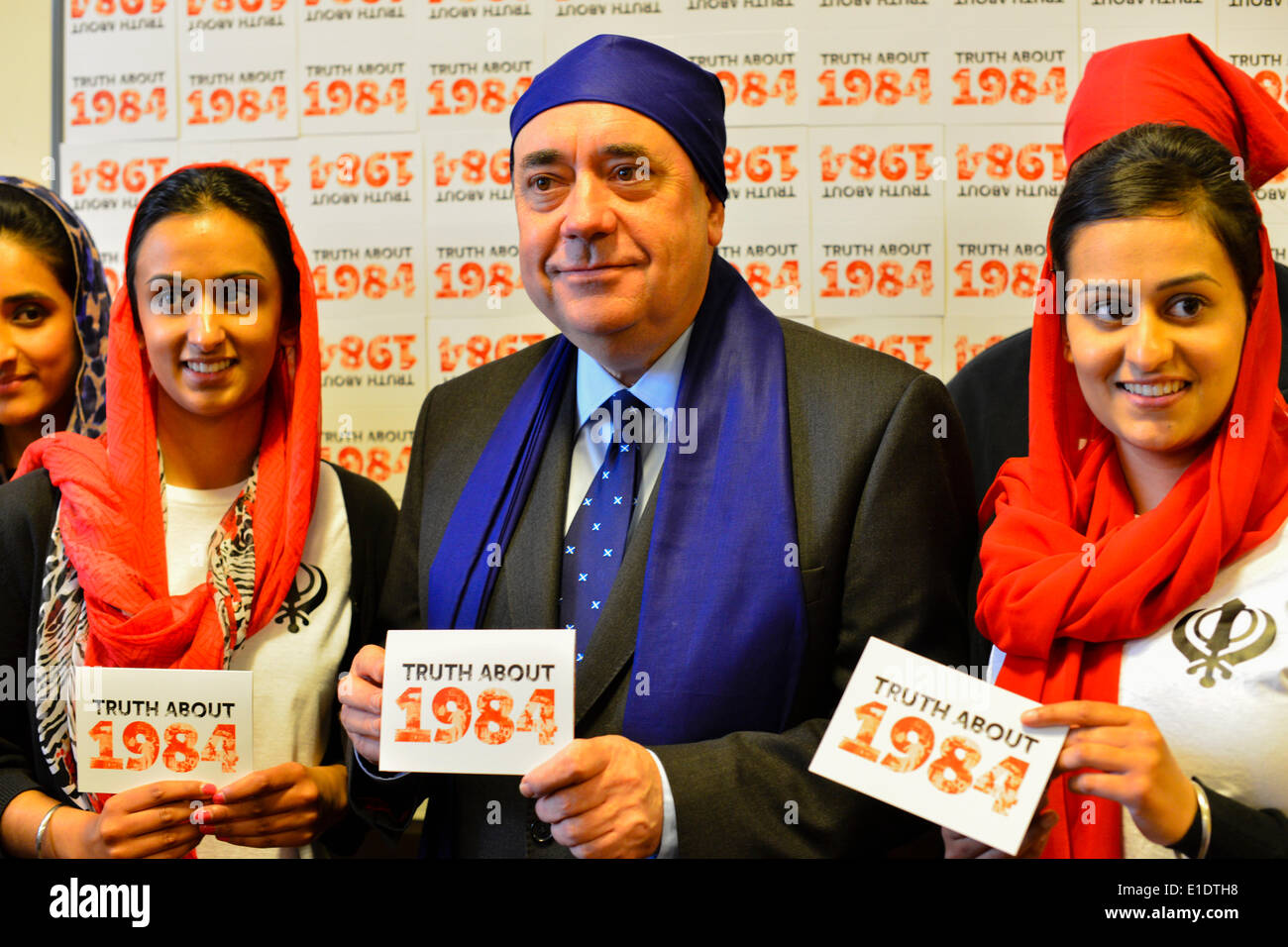Glasgow, Großbritannien. Juni 2014. Der erste Minister Alex Salmond traf sich mit Mitgliedern der schottischen Sikh-Gemeinde, als er am Sonntag, 01. Juni 2014 in Glasgow, Schottland, die Glasgow Gurdwara besuchte. Herr Salmond posierte für Fotos mit Menschen wollen eine Untersuchung über die britische Beteiligung an der Golden Temple Massaker im Jahr 1984. © David Gordon/Alamy Live News Stockfoto
