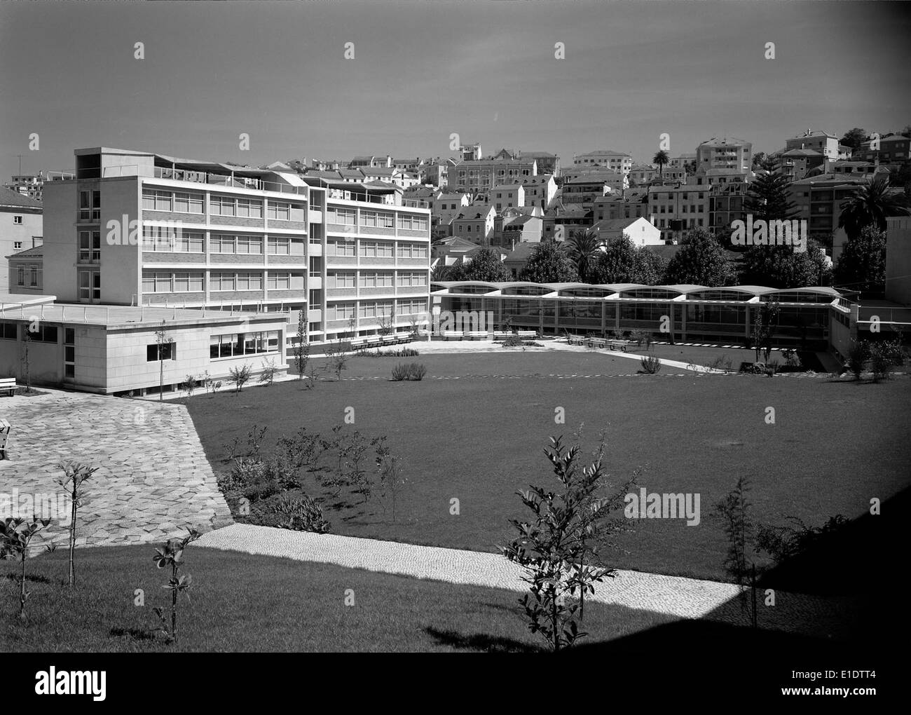 Die Gebäude der Associação Académica da Universidade de Coimbra befinden sich in der Universität Coimbra in Portugal. Die architektonischen Strukturen dienen als Symbol der Studentenorganisation und ihrer kulturellen Bedeutung im akademischen Leben Coimbras. Stockfoto