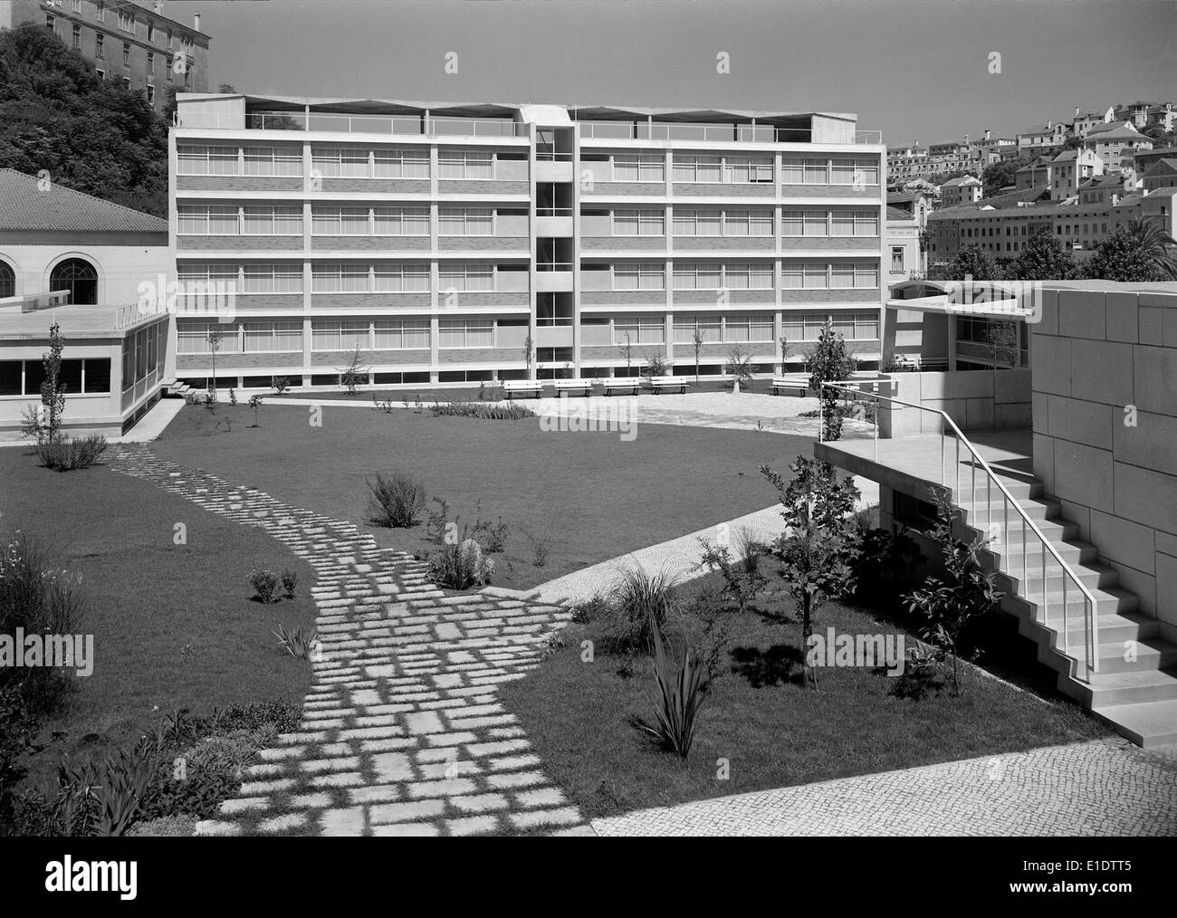 Die Associação Académica da Universidade de Coimbra ist ein historisches Gebäude in Coimbra, Portugal, das mit der Studentenorganisation der Universität in Verbindung steht. Das von Horácio Novais entworfene Gebäude ist ein wichtiger Meilenstein in der Geschichte und im Studentenleben der Universität. Stockfoto