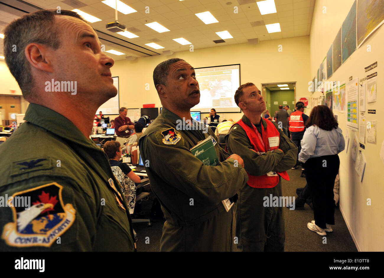 Von links US Air Force Colonel Jeff Fiebig, Mobilisierung der Kommandeur der 1. Luftwaffe, Generalmajor Garry Dean, Assistentin Stockfoto
