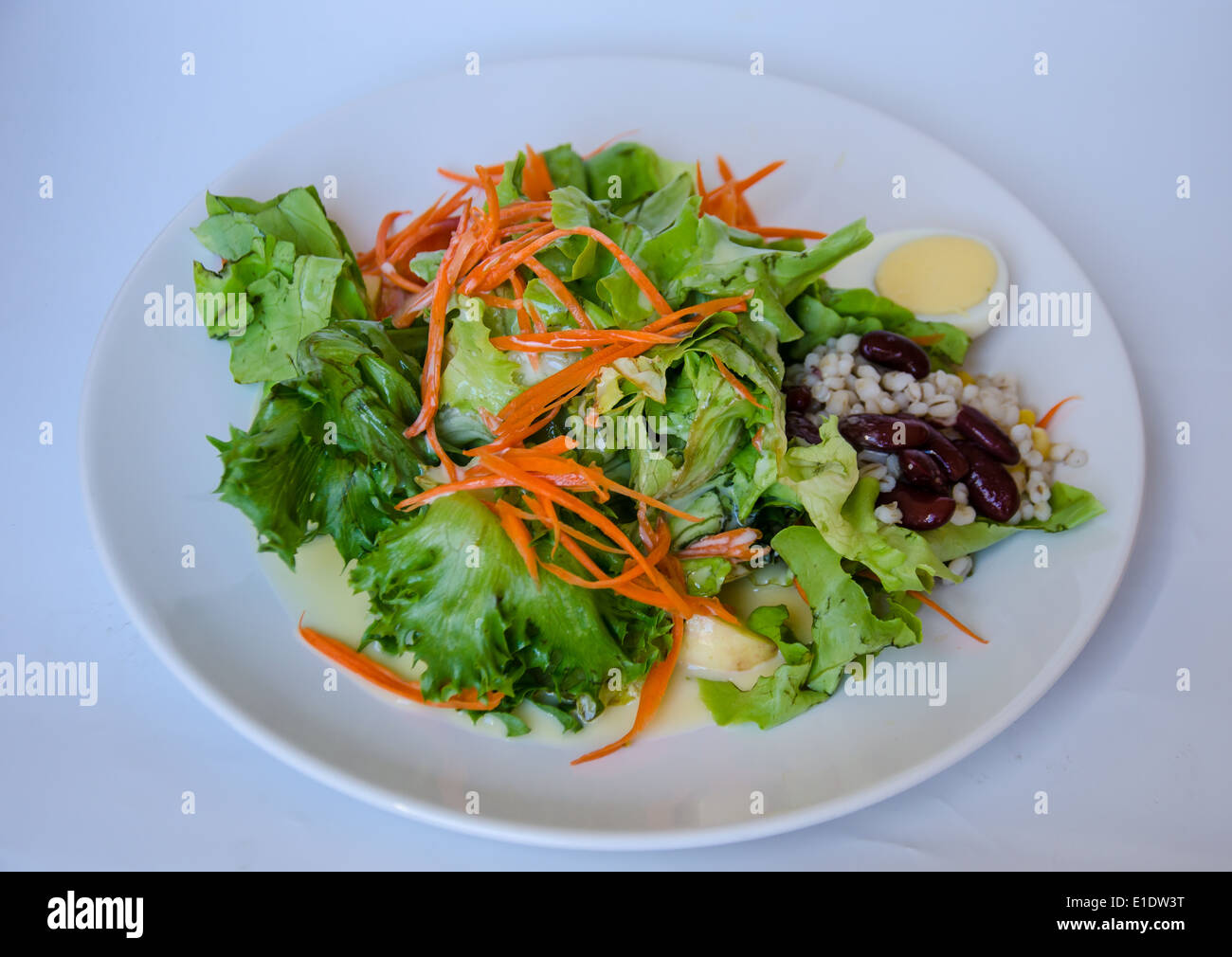 Teller mit Salat aus Gemüse für eine gesunde Ernährung Stockfoto