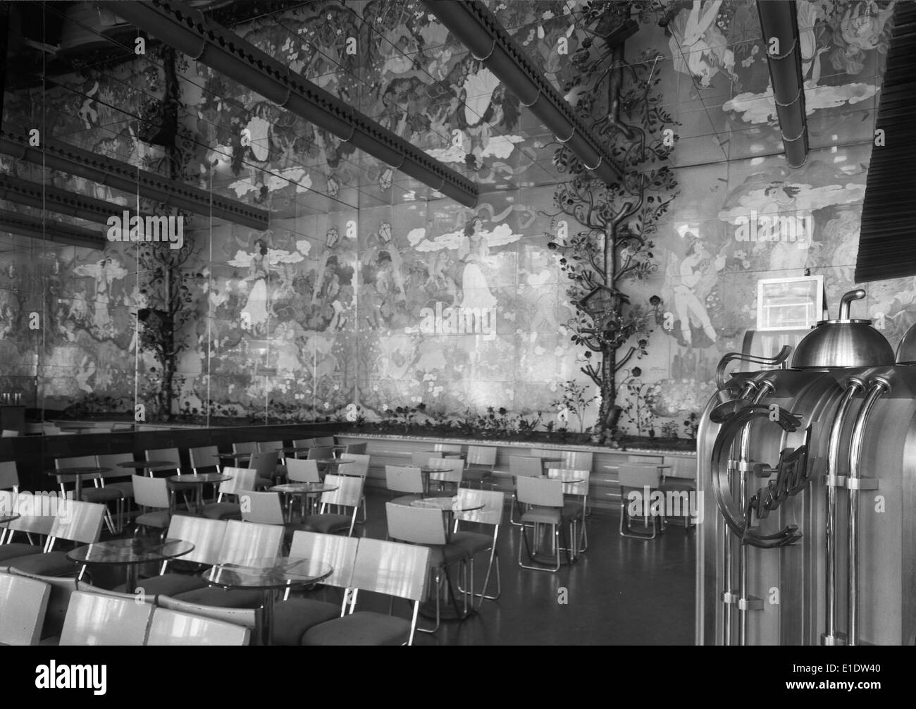 Das Café Cristal in Lissabon, Portugal, war in den 1940er Jahren ein bekanntes Café, das für seine Verbindung mit bedeutenden Persönlichkeiten des portugiesischen Kulturlebens bekannt war. Es war ein beliebter Treffpunkt für Intellektuelle, Künstler und Politiker und trug zur Kultur- und Sozialgeschichte Lissabons während dieser Zeit bei. Stockfoto