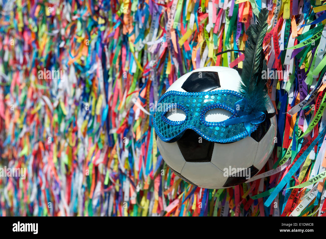 Fußball mit blauen Pailletten Karnevalsmaske in einem Hintergrund der brasilianischen wünschen Bänder Salvador Bahia Brasilien Stockfoto