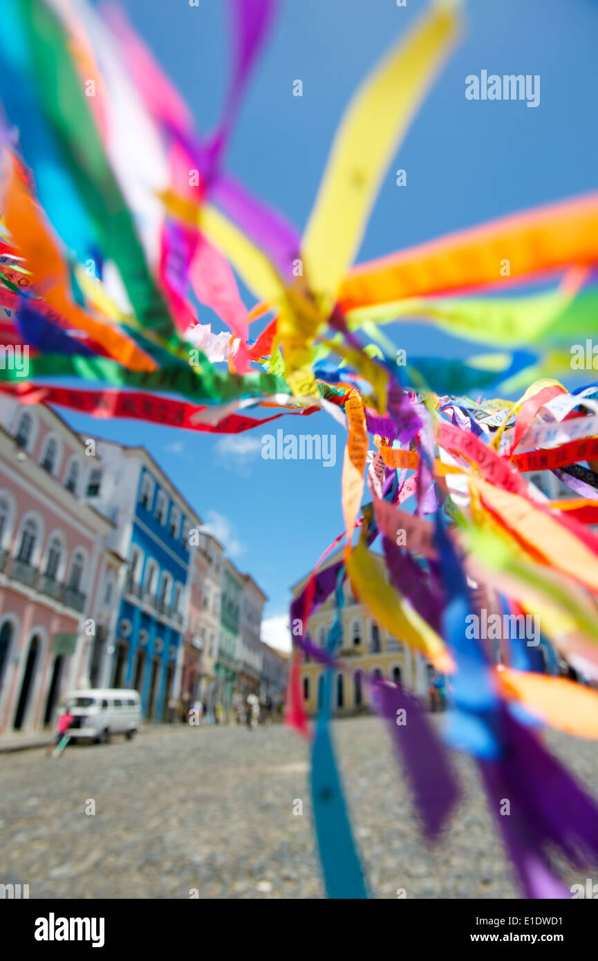 Farbenfrohe brasilianische Wunsch Bänder winken in den Himmel über koloniale Architektur der Pelourinho Salvador Bahia Brasilien Stockfoto