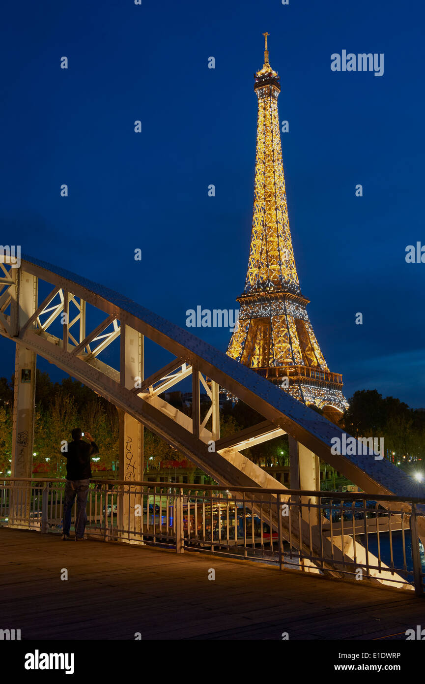 Frankreich, Paris, Debilly Fußgängerbrücke und Eiffelturm Stockfoto