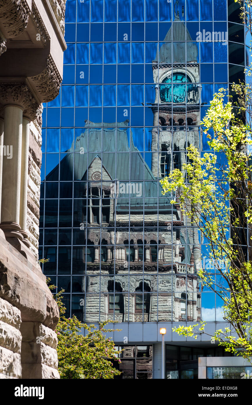 Altes und neues in Toronto. Das alte Rathaus auf einer modernen Glasbau gespiegelt Stockfoto
