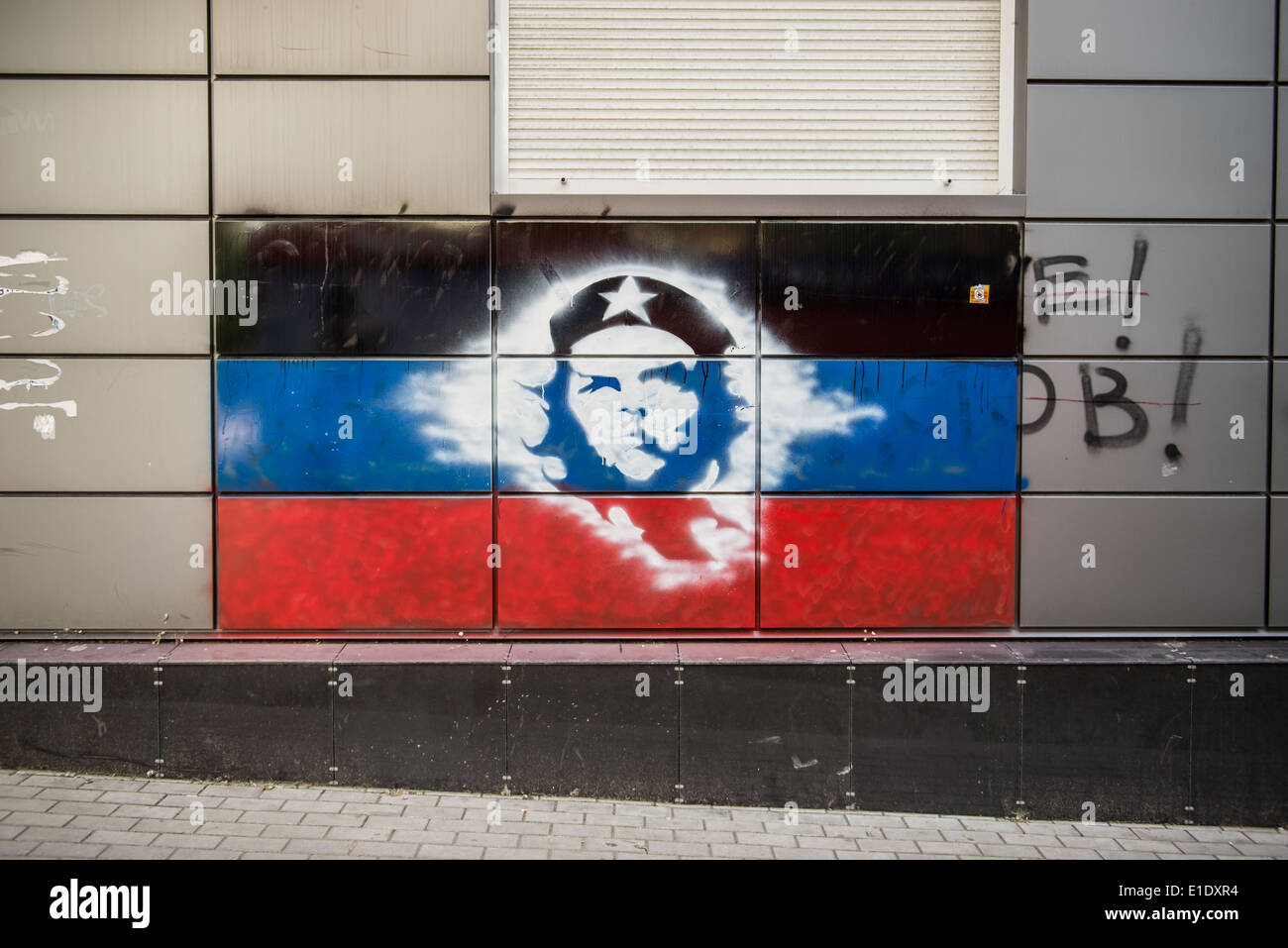 Che Guevara auf unbekannte Flagge von Donezk Volksrepublik - Graffiti in Donezk, Ukraine Stockfoto