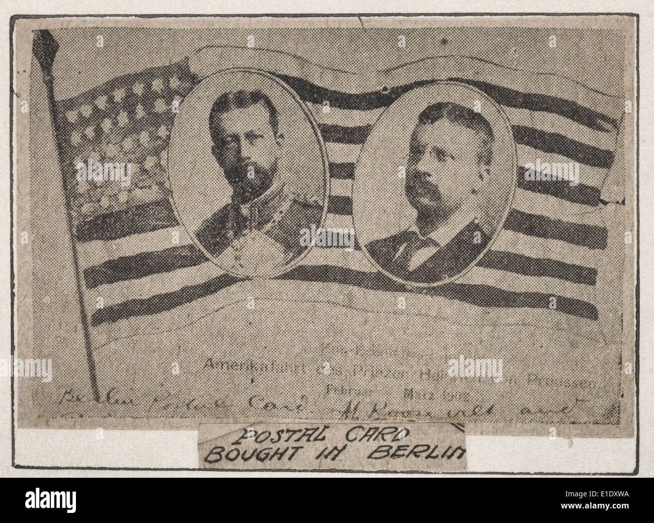 Postkarte in Berlin gekauft.  Drucken (wahrscheinlich ein Zeitungsausschnitt) zeigt Porträts von Präsident Theodore Roosevelt und Prinz Heinrich von Preußen auf die amerikanische Flagge, ca. 1905 Stockfoto