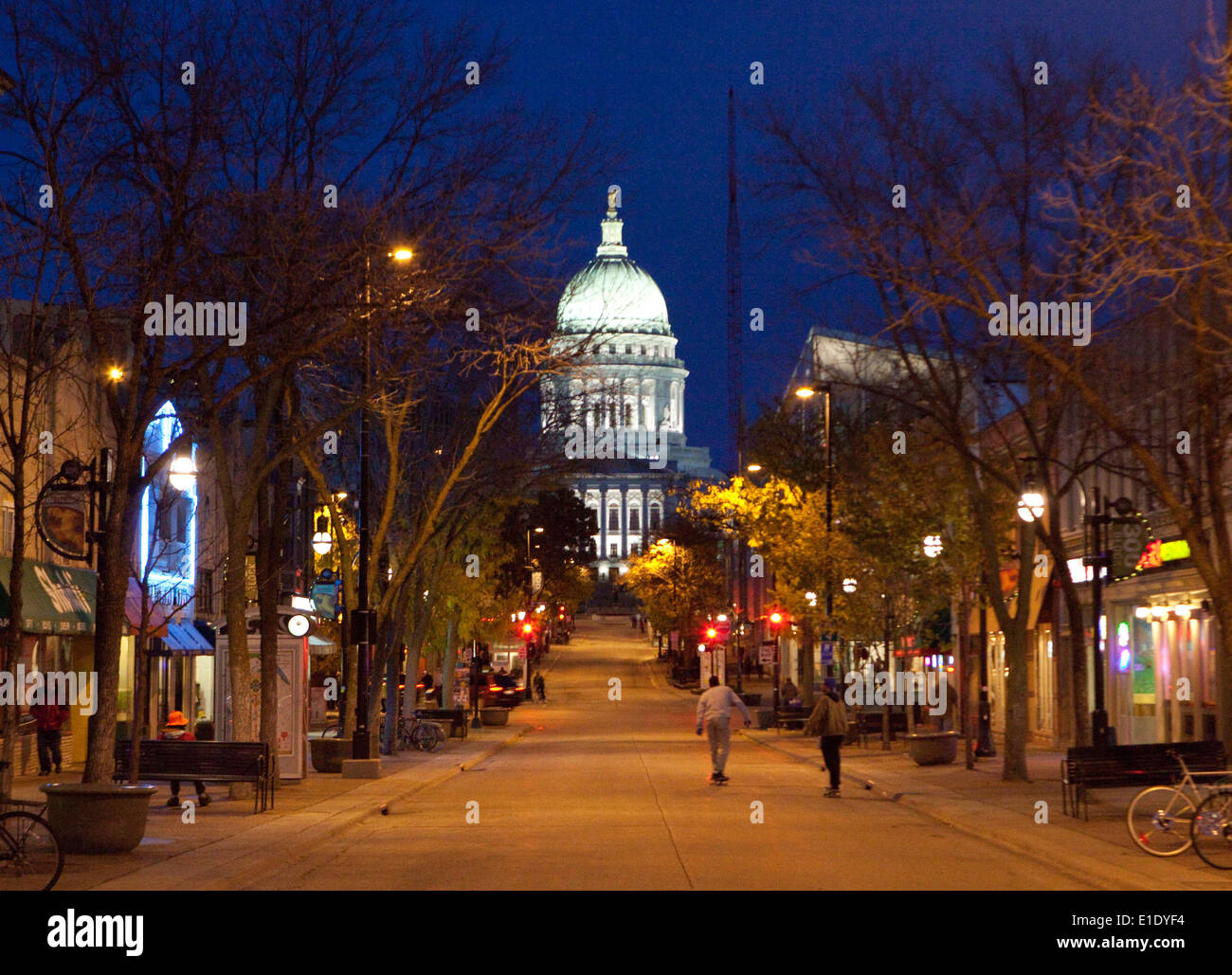 Eine Ansicht von State Street vor dem State Capitol building in Madison, Wisconsin Stockfoto