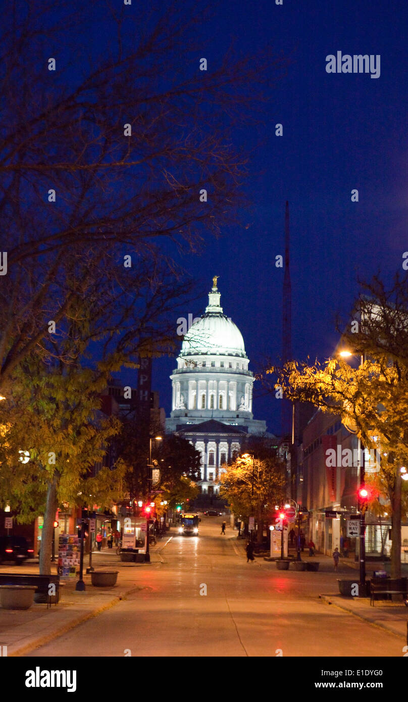 Eine Ansicht von State Street vor dem State Capitol building in Madison, Wisconsin Stockfoto