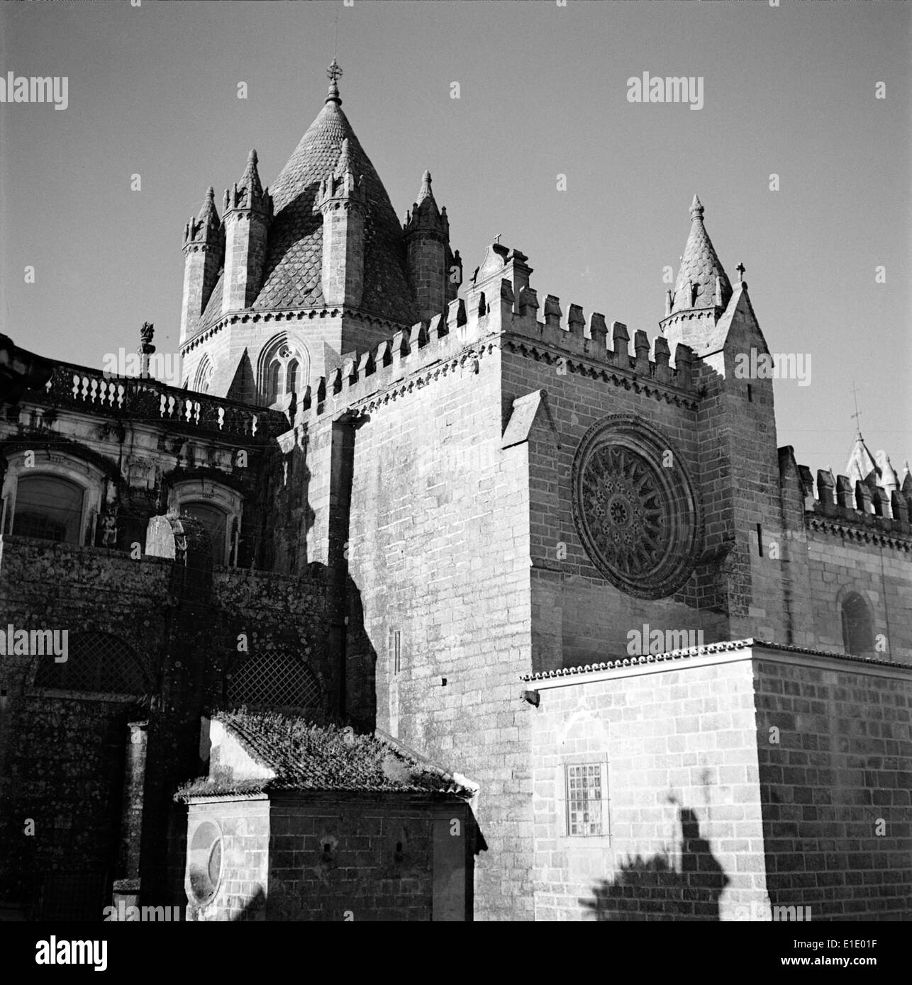 Evora, eine Stadt in Portugal, ist bekannt für ihre reiche architektonische Geschichte und kulturelle Wahrzeichen, die von Horácio Novais wegen ihrer historischen Bedeutung erfasst wurden. Stockfoto