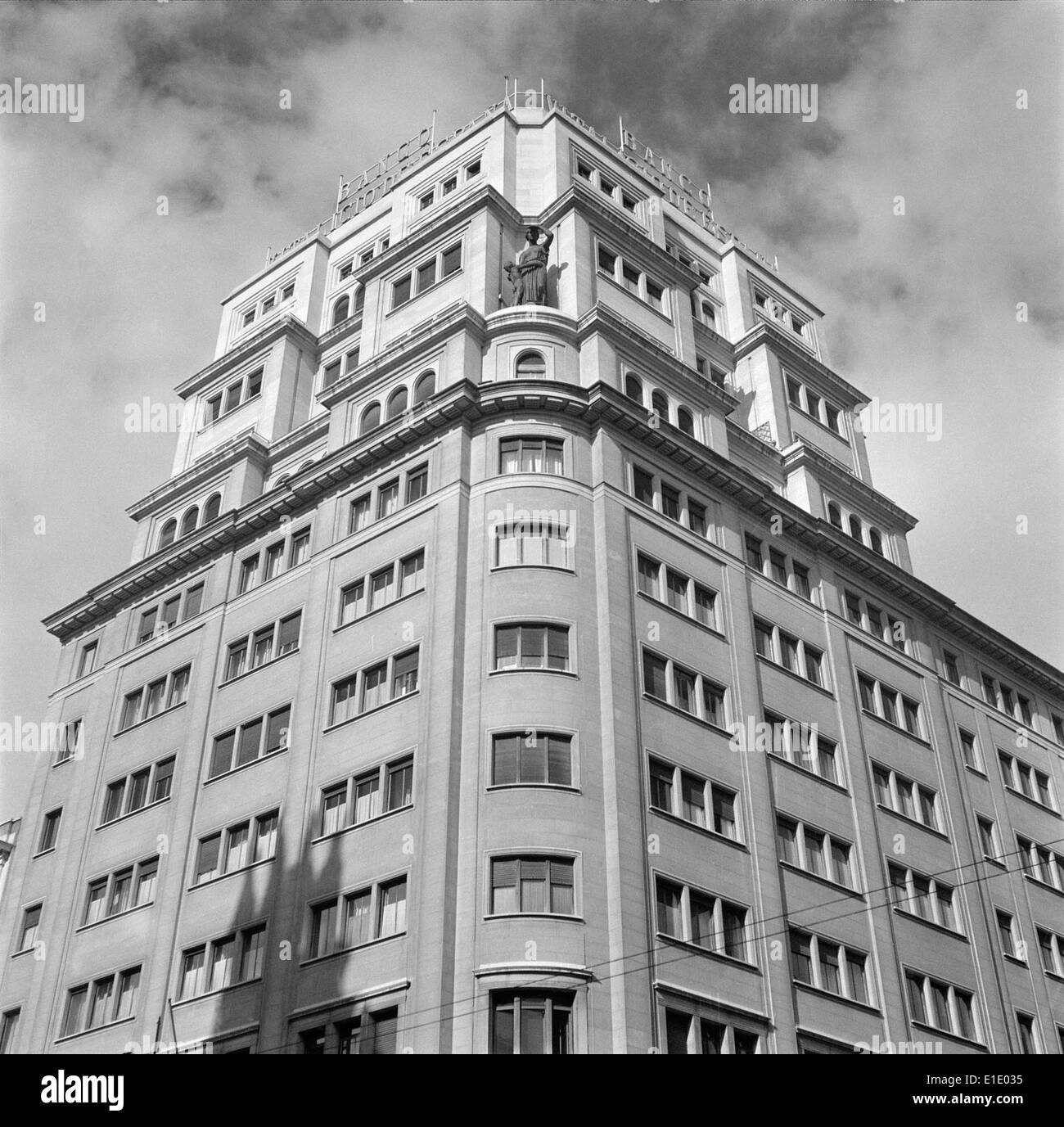 Madrid, die Hauptstadt Spaniens, ist bekannt für ihr reiches kulturelles Erbe, historische Sehenswürdigkeiten und eine lebendige Kunstszene. Es ist ein wichtiges politisches, wirtschaftliches und kulturelles Zentrum Spaniens und bietet Besuchern eine große Auswahl an Attraktionen. Stockfoto