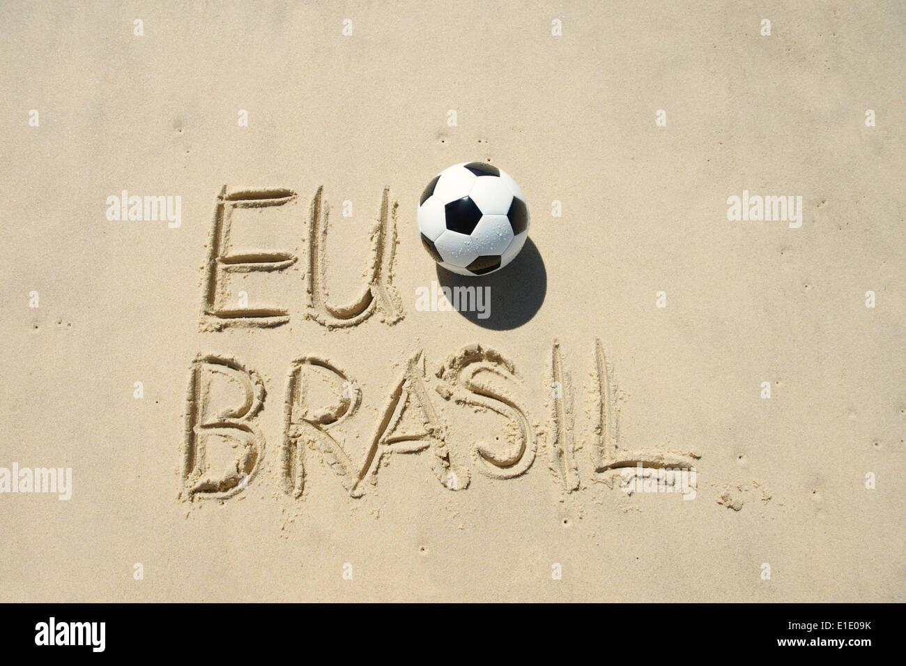 EU-Futebol ich liebe Brasil-Nachricht mit einem Fußball handschriftlich in sand Stockfoto