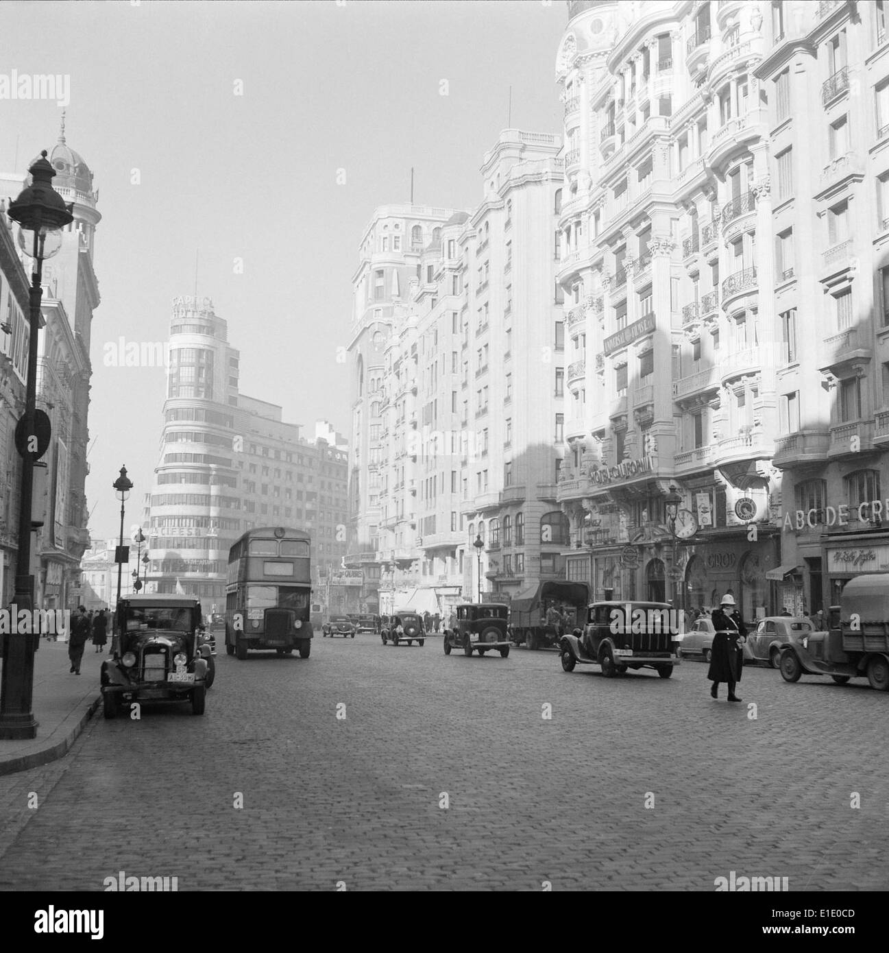 Madrid ist die Hauptstadt Spaniens, bekannt für ihre kulturellen Wahrzeichen, ihre historische Bedeutung und ihre Rolle als politisches und wirtschaftliches Zentrum in Europa. Stockfoto