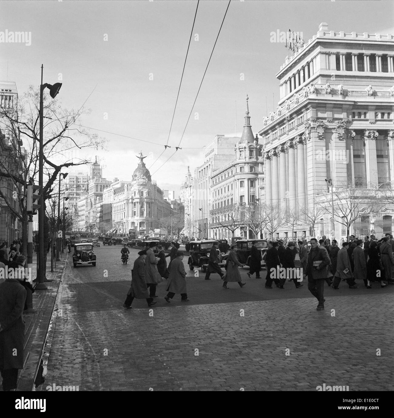 Madrid, Spanien, ist die Hauptstadt und größte Stadt Spaniens, bekannt für ihre reiche Kulturgeschichte, lebendige Kunstszene und architektonische Wahrzeichen. Es ist ein bedeutender kultureller und politischer Mittelpunkt in Europa. Stockfoto