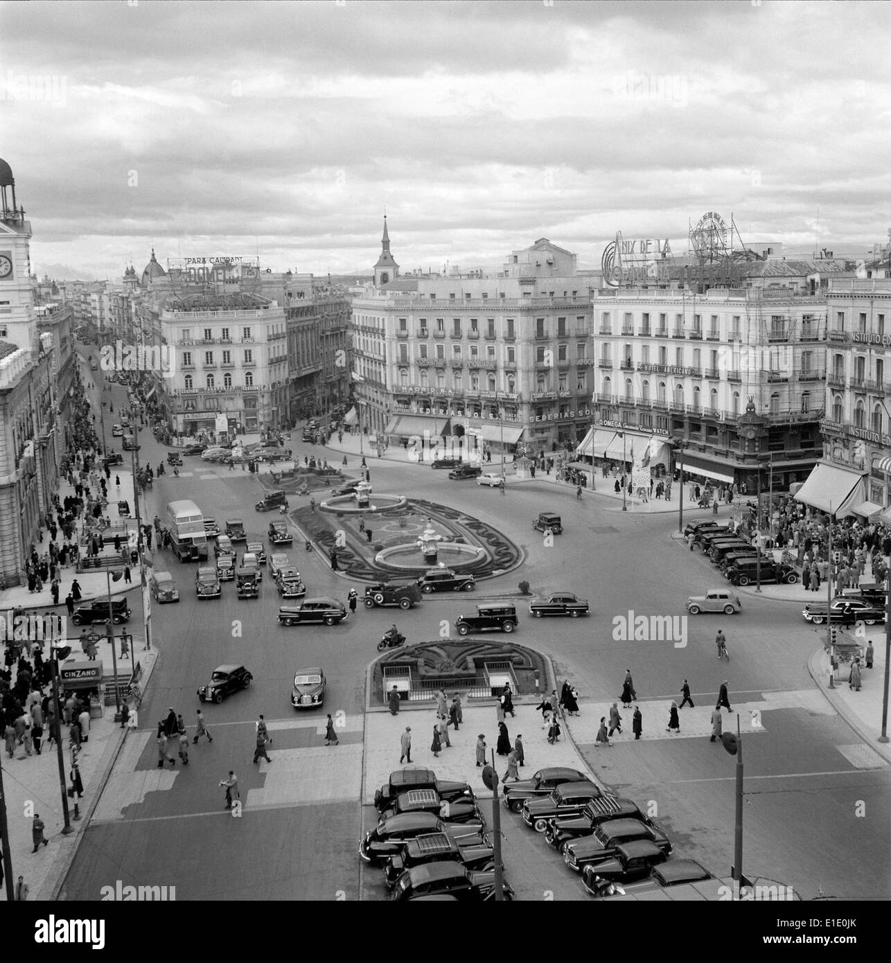 Madrid ist die Hauptstadt Spaniens, bekannt für ihre reiche Kulturgeschichte, berühmte Wahrzeichen und das pulsierende urbane Leben. Als europäische Großstadt ist Madrid von zentraler Bedeutung für Spaniens Politik, Wirtschaft und kulturellen Einfluss. Stockfoto