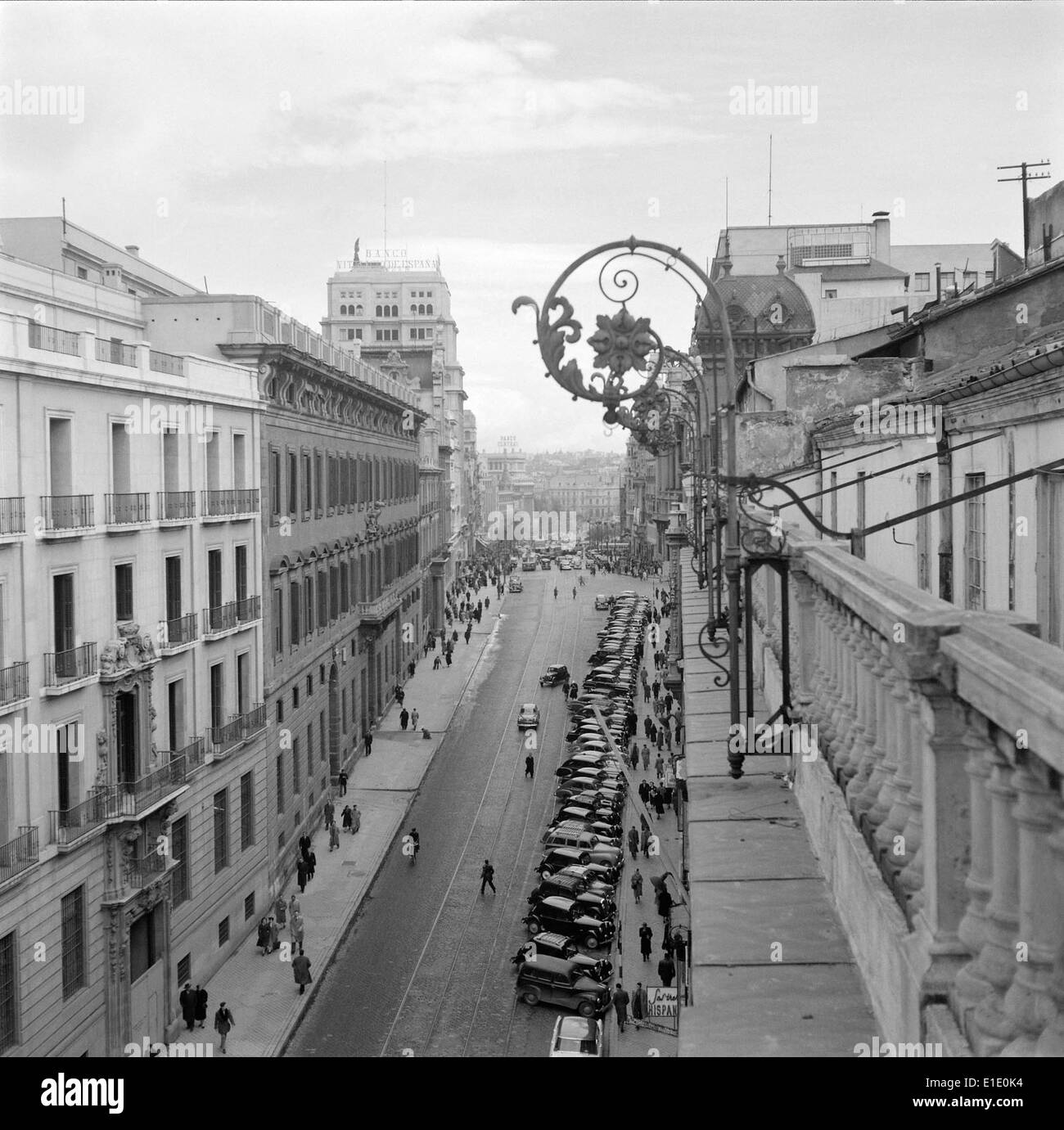 Madrid ist die Hauptstadt Spaniens, bekannt für ihre reiche Geschichte, kulturelle Sehenswürdigkeiten und ihren lebendigen Lebensstil. Es dient als politisches, wirtschaftliches und kulturelles Zentrum des Landes. Stockfoto