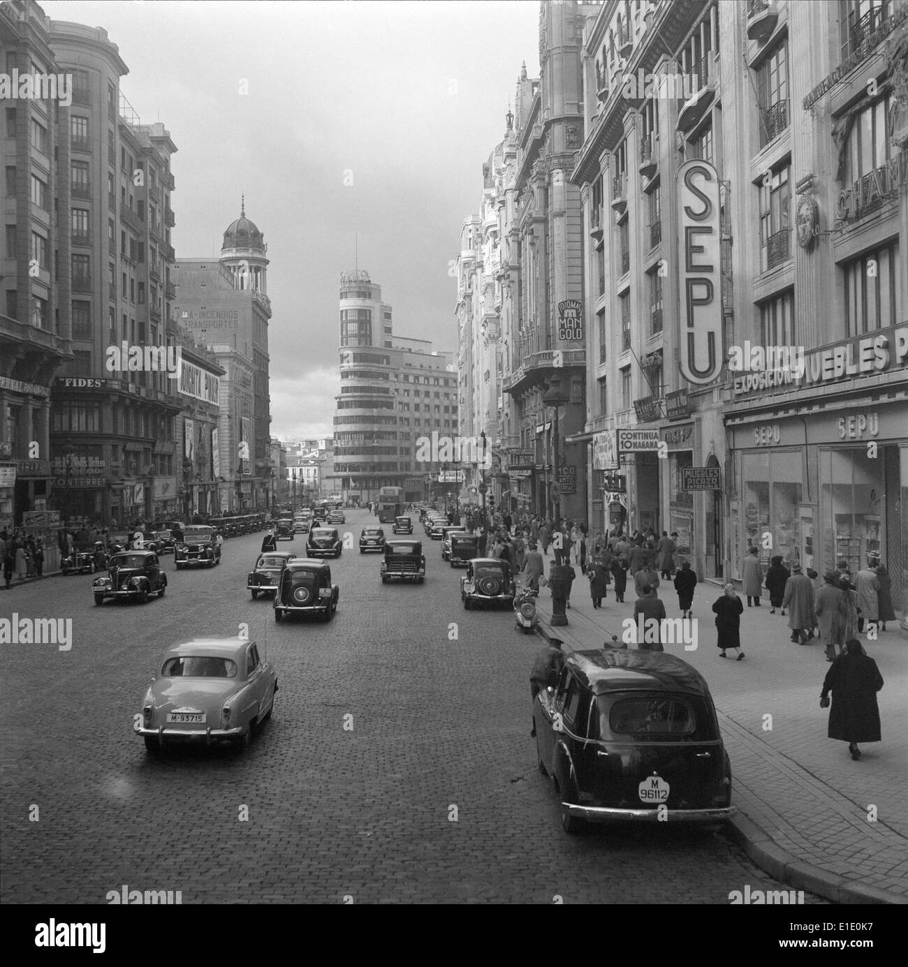 Madrid, die Hauptstadt Spaniens, ist eine pulsierende Stadt, die für ihre reiche Geschichte, Kunst, Architektur und Kultur bekannt ist. Es ist ein bedeutendes europäisches Kulturzentrum und ein wichtiges politisches und wirtschaftliches Zentrum der Region. Stockfoto