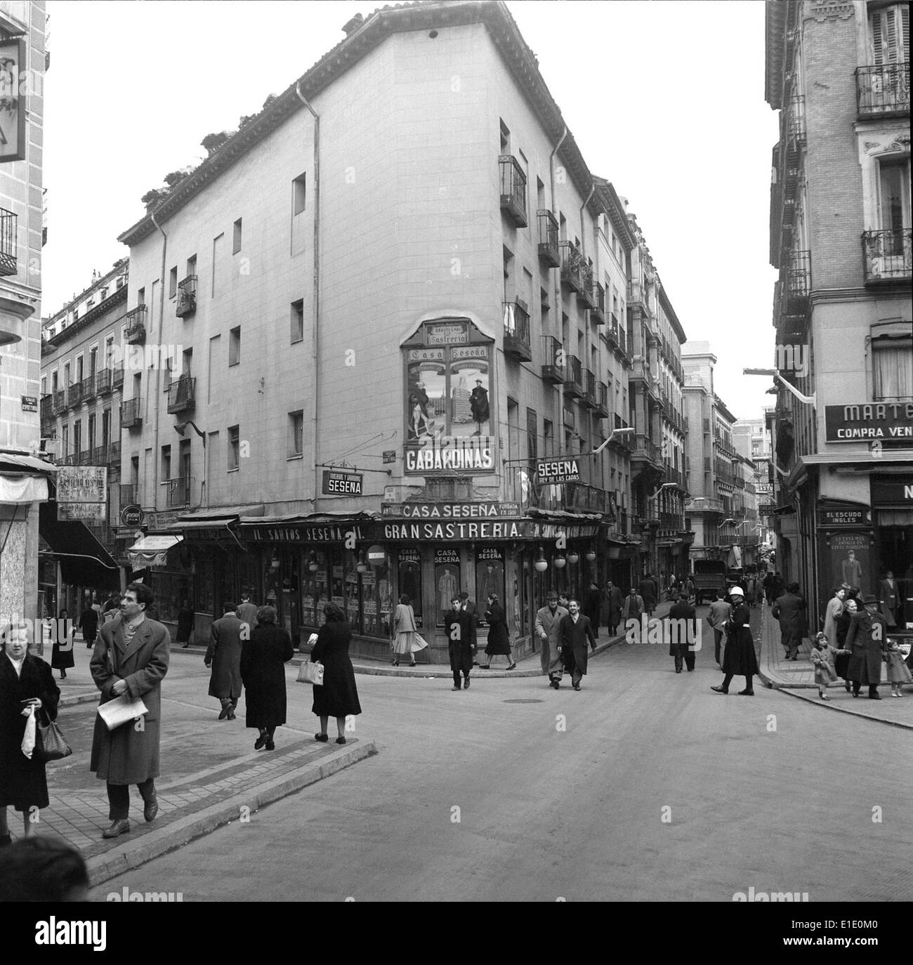 Madrid, die Hauptstadt Spaniens, ist ein bedeutender kultureller, politischer und wirtschaftlicher Mittelpunkt Europas. Die Stadt ist berühmt für ihre historischen Wahrzeichen, Kunstmuseen und das pulsierende kulturelle Leben, was sie zu einem wichtigen Zentrum in Spanien und Europa macht. Stockfoto