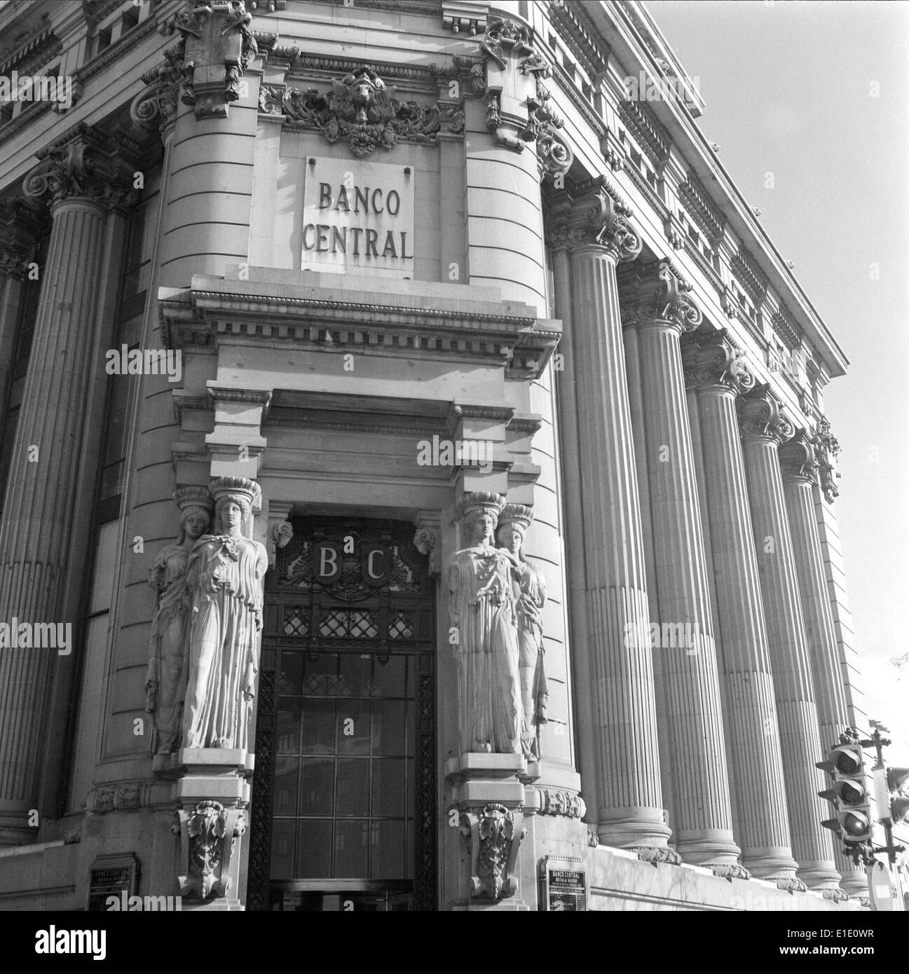 Madrid, Spanien, ist bekannt für seine reiche Kulturgeschichte und seine architektonischen Wahrzeichen. Von Horácio Novais erobert, spiegeln die lebendigen Straßen und historischen Wahrzeichen der Stadt ihre Bedeutung als kulturelles und politisches Zentrum in Europa wider. Stockfoto