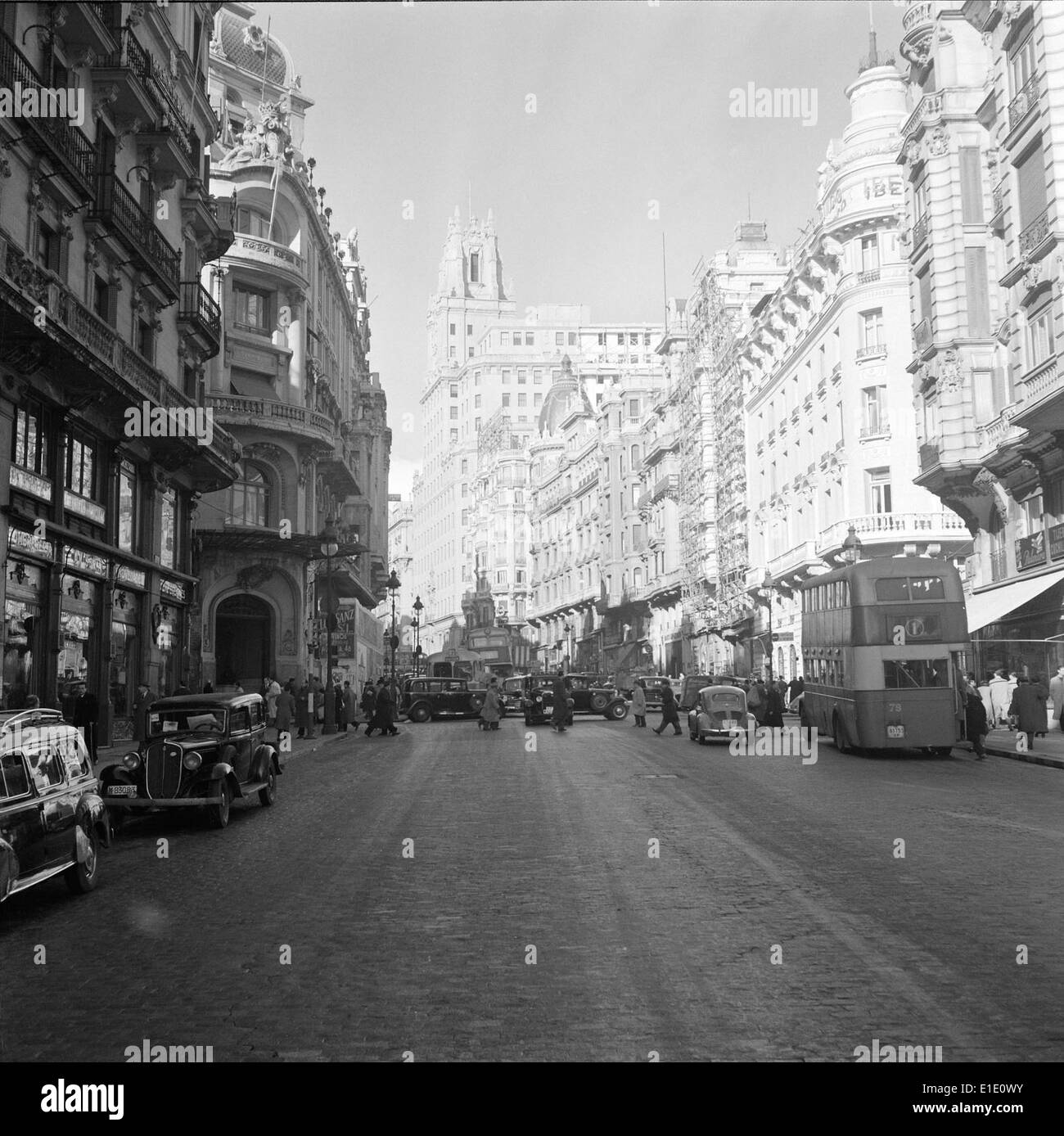 Madrid, die Hauptstadt Spaniens, ist bekannt für ihr reiches kulturelles Erbe, historische Sehenswürdigkeiten und eine lebhafte Atmosphäre. Es ist Spaniens politisches, wirtschaftliches und kulturelles Zentrum. Stockfoto