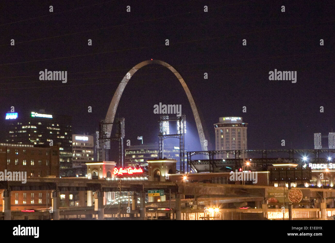 Der Gateway Arch sieht man hinter dem Busch-Stadion in St. Louis, Missouri Stockfoto