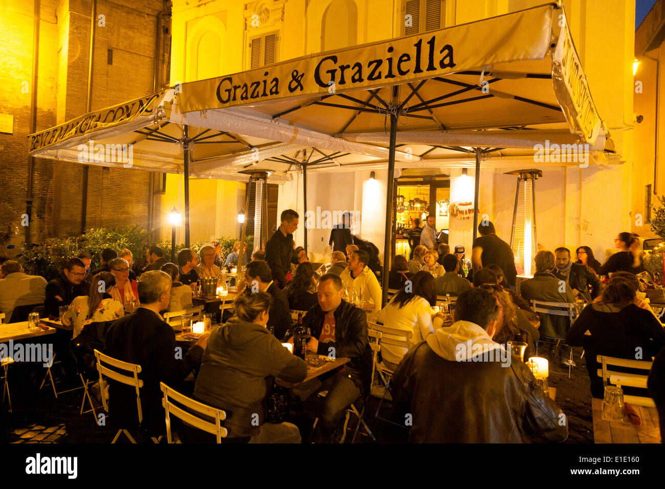 Trastevere Night People Rome Stockfotos und -bilder Kaufen - Alamy