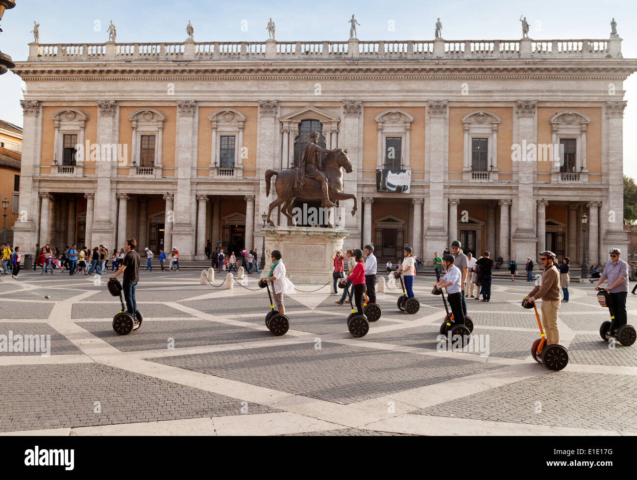 Tpourists auf einer Segway-Tour von Rom durch Piazza del Campidoglio, Rom, Italien Europa Stockfoto