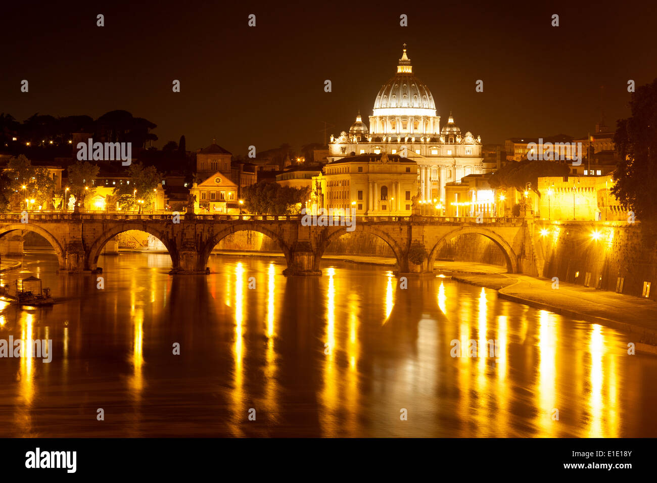 Rom - Str. Peters Basilica, Vatikanstadt, St. Angelo Brücke und den Fluss Tiber, Rom, Italien Europa Stockfoto