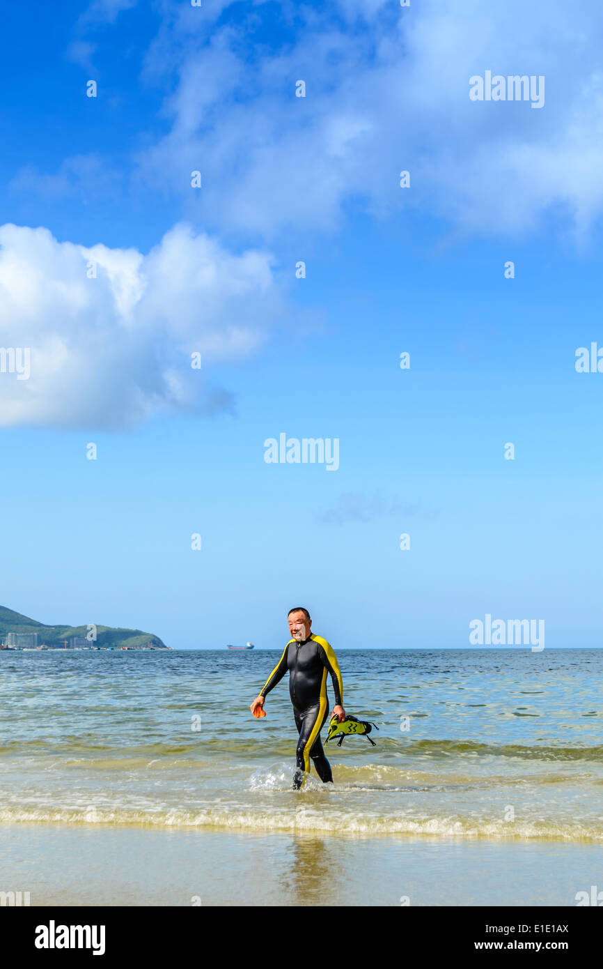 Er trug einen Taucheranzug Tauchen flossen halten, er ist gesund und Vital, im Herzen jung geblieben. Stockfoto