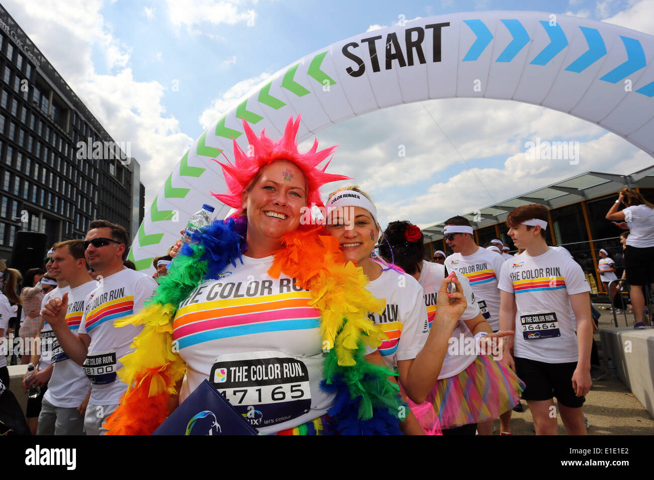 London, UK. 1. Juni 2014. Teilnehmer in der Farbe London laufen, Wembley Park, London. Die Farbe ist ein fünf Kilometer, UN-zeitgesteuerte Rennen in denen Tausende von Teilnehmern übergossen werden von Kopf bis Fuß in verschiedenen Farben bei jedem Kilometer. Farbe und Spaß für jedermann. Bekannt als die glücklichsten 5K auf dem Planeten. Bildnachweis: Paul Brown/Alamy Live-Nachrichten Stockfoto