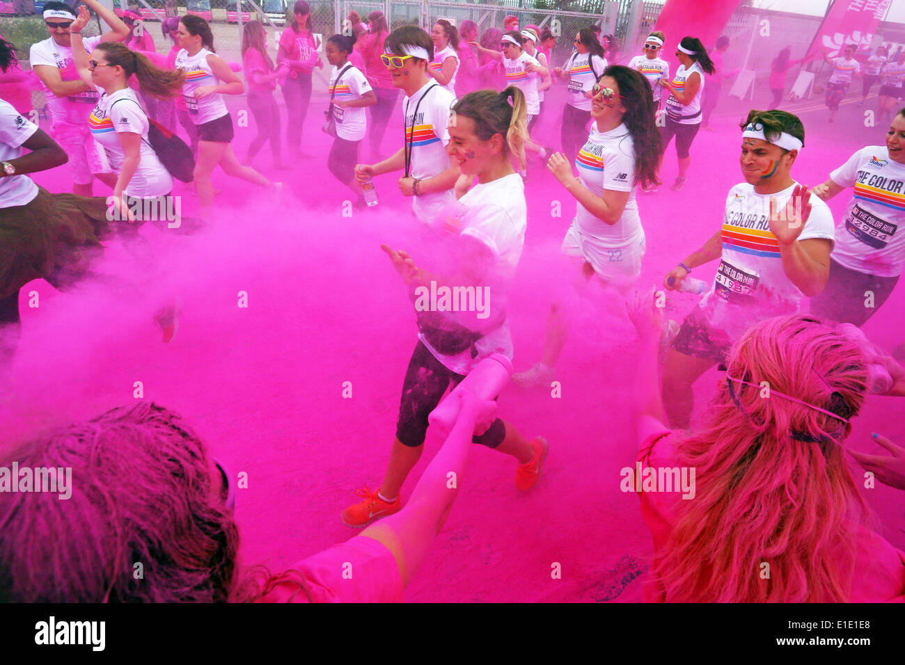 London, UK. 1. Juni 2014. Teilnehmer in der Farbe London laufen, Wembley Park, London. Die Farbe ist ein fünf Kilometer, UN-zeitgesteuerte Rennen in denen Tausende von Teilnehmern übergossen werden von Kopf bis Fuß in verschiedenen Farben bei jedem Kilometer. Farbe und Spaß für jedermann. Bekannt als die glücklichsten 5K auf dem Planeten. Bildnachweis: Paul Brown/Alamy Live-Nachrichten Stockfoto
