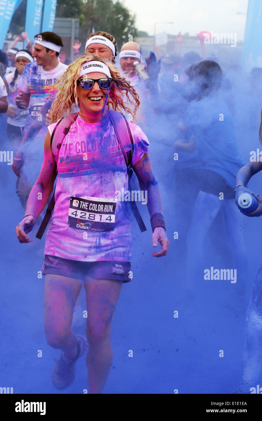 London, UK. 1. Juni 2014. Teilnehmer in der Farbe London laufen, Wembley Park, London. Die Farbe ist ein fünf Kilometer, UN-zeitgesteuerte Rennen in denen Tausende von Teilnehmern übergossen werden von Kopf bis Fuß in verschiedenen Farben bei jedem Kilometer. Farbe und Spaß für jedermann. Bekannt als die glücklichsten 5K auf dem Planeten. Bildnachweis: Paul Brown/Alamy Live-Nachrichten Stockfoto