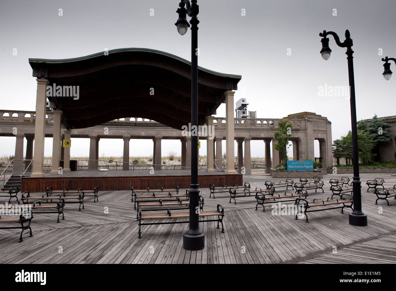 Bestuhlung ist außerhalb Boardwalk Hall auf dem Boardwalk in Atlantic City, New Jersey gesehen. Stockfoto