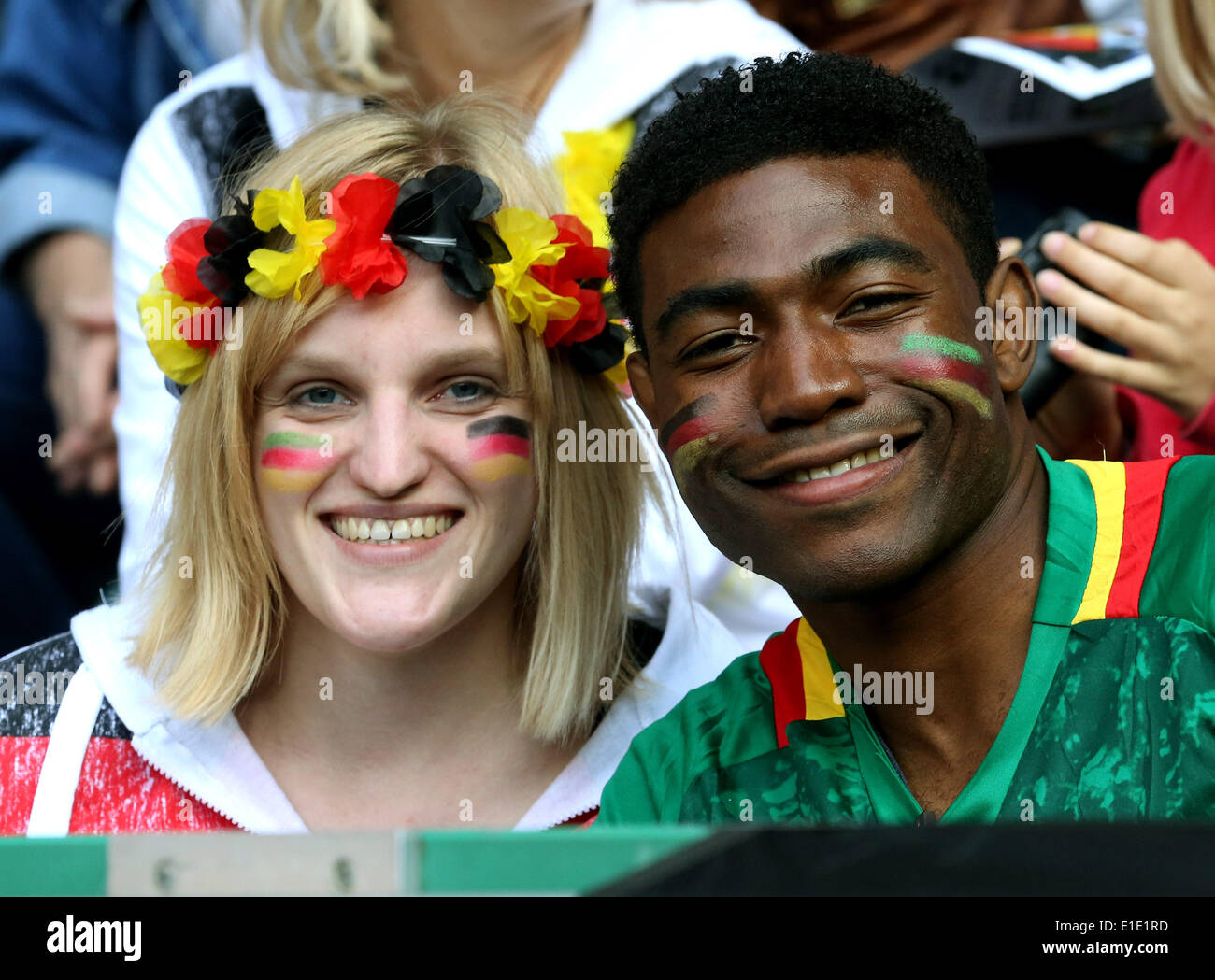 Mönchengladbach, Deutschland. 1. Juni 2014. Ein deutscher und ein Kamerun-Fan vor der Fußball-freundlich match zwischen Deutschland und Kamerun im Borussia-Park-Stadion in Mönchengladbach, 1. Juni 2014. Foto: Roland Weihrauch/Dpa/Alamy Live News Stockfoto