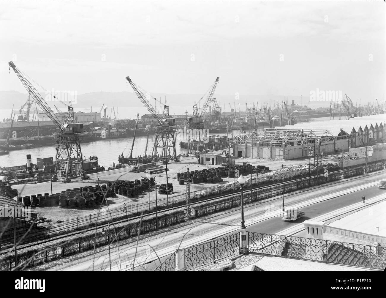Porto de Lisboa ist der wichtigste Hafen in Lissabon, Portugal, der für seine strategische Lage und den geschäftigen Seeverkehr bekannt ist. Es dient als Drehscheibe für internationalen Handel und Tourismus und trägt zur Wirtschaftstätigkeit von Lissabon bei. Stockfoto