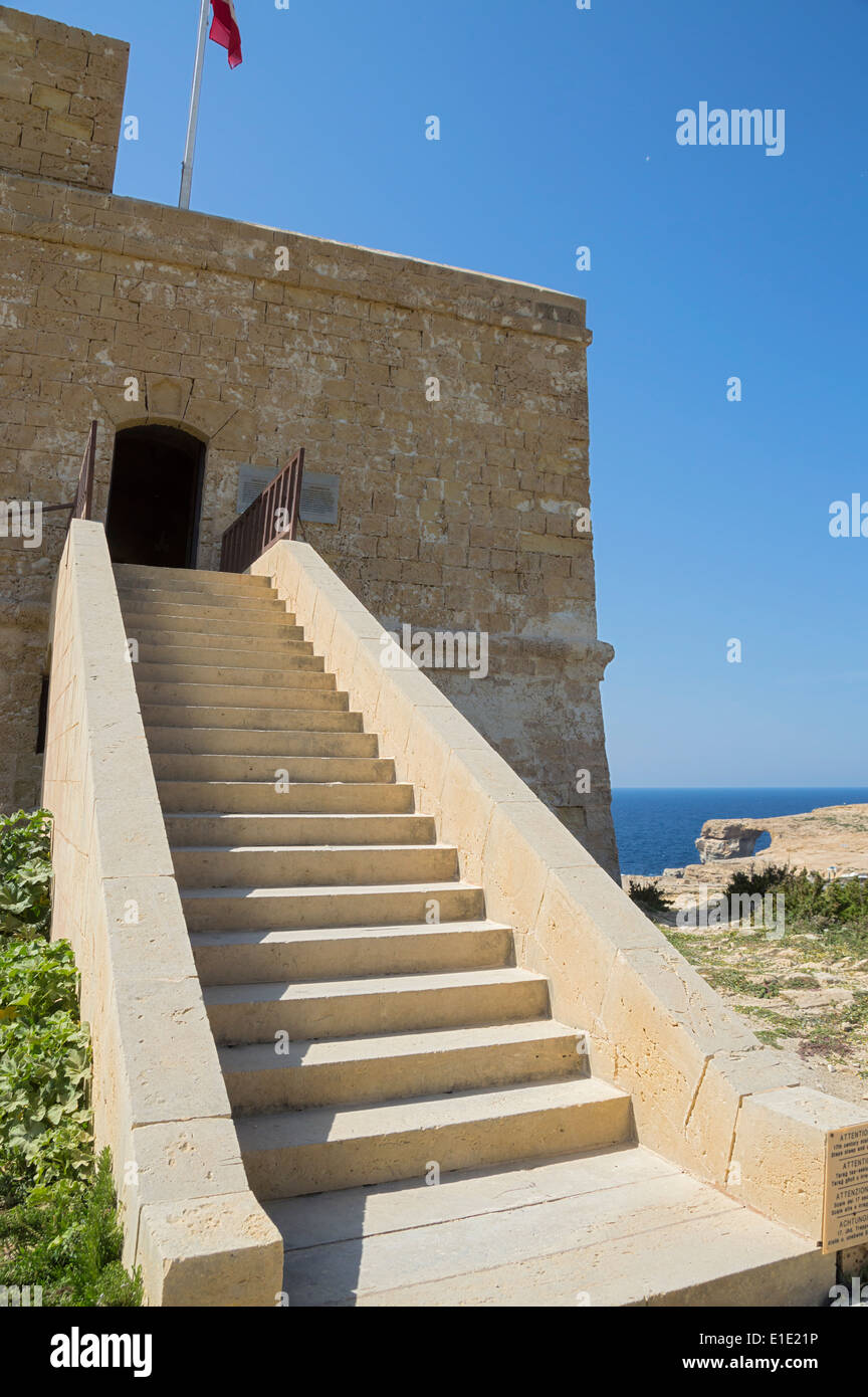 Azurblaue Fenster It-Torri Tad-Dwerjra Turm Ritter Gozo Malta Stockfoto