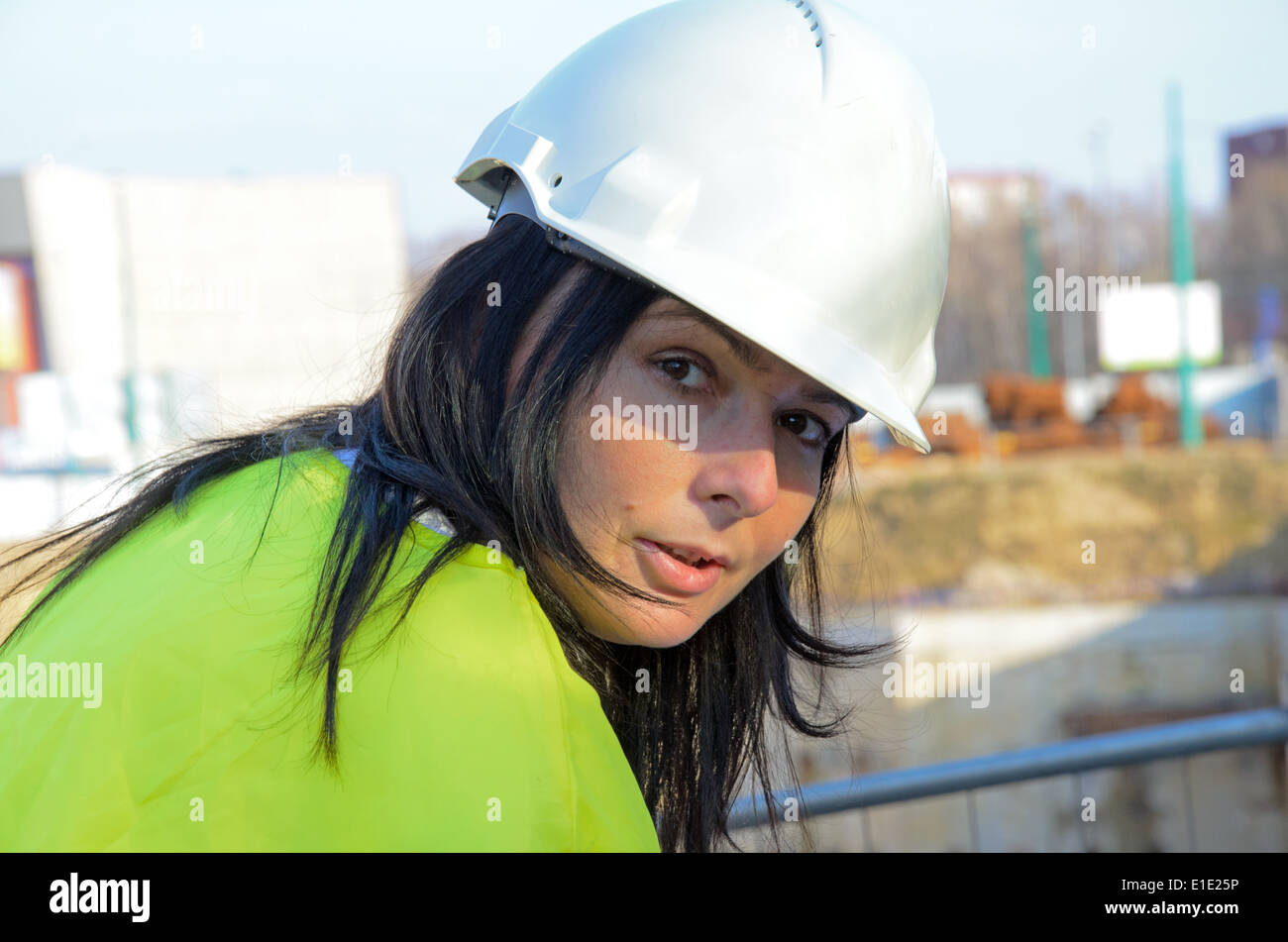ein Foto von einer jungen Frau Architekt auf der Baustelle des Bauvorhabens Stockfoto