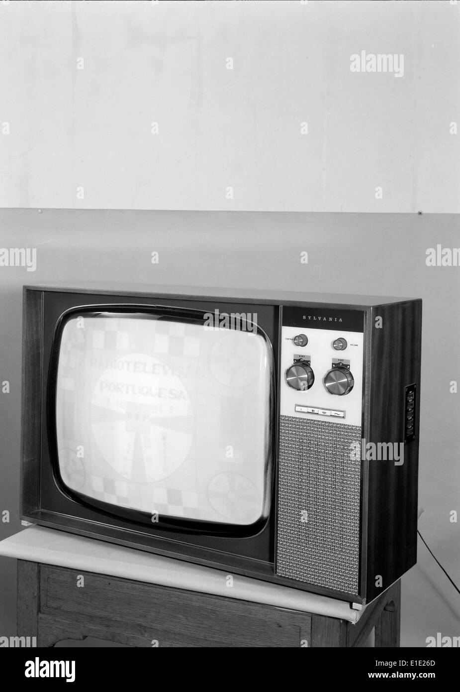 Televisores aus den 1950er und 1960er Jahren in Portugal stellen bedeutende technologische Fortschritte in der Haushaltselektronik des Landes dar, was einen Wandel in der Unterhaltung und Kommunikation im Haushalt markiert. Stockfoto