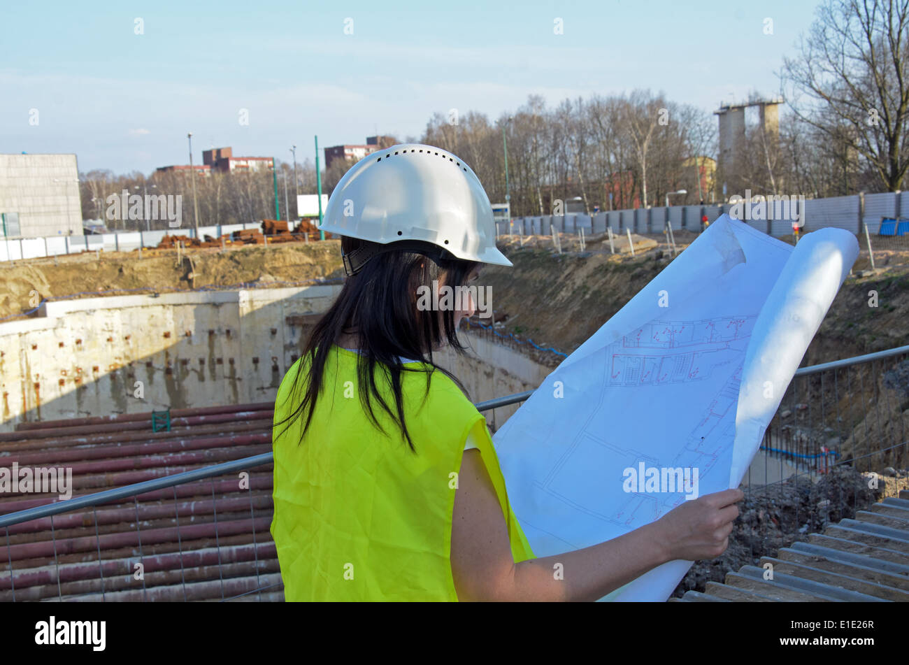 ein Foto von einer jungen Frau Architekt auf der Baustelle des Bauvorhabens Stockfoto
