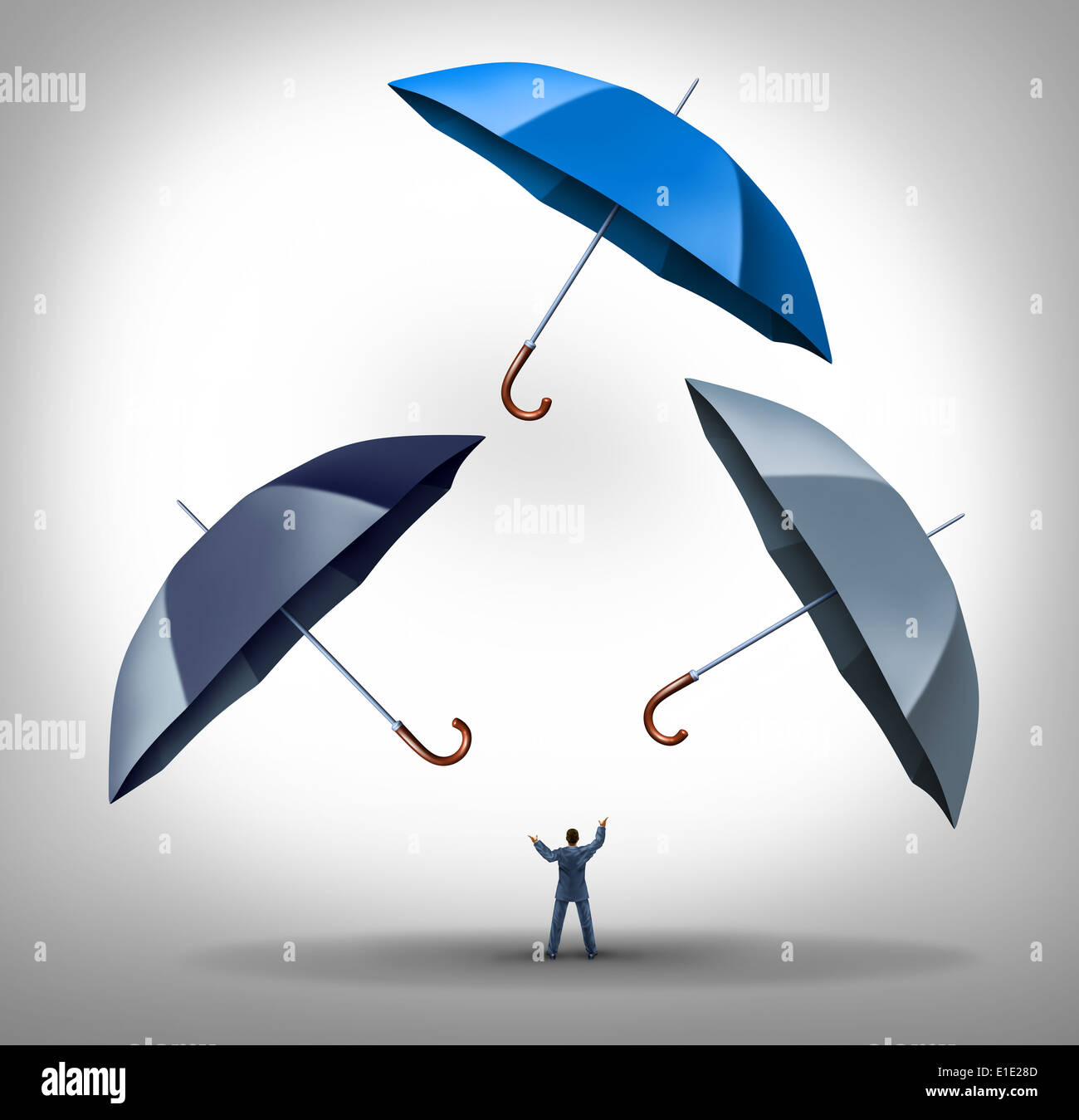 Security Manager Business-Konzept als Geschäftsmann jonglieren drei Regenschirme als Erfolg Metapher für Risikomanagement und Geldanlage durch Kompetenz, planen eine langfristige Strategie zu schützen. Stockfoto