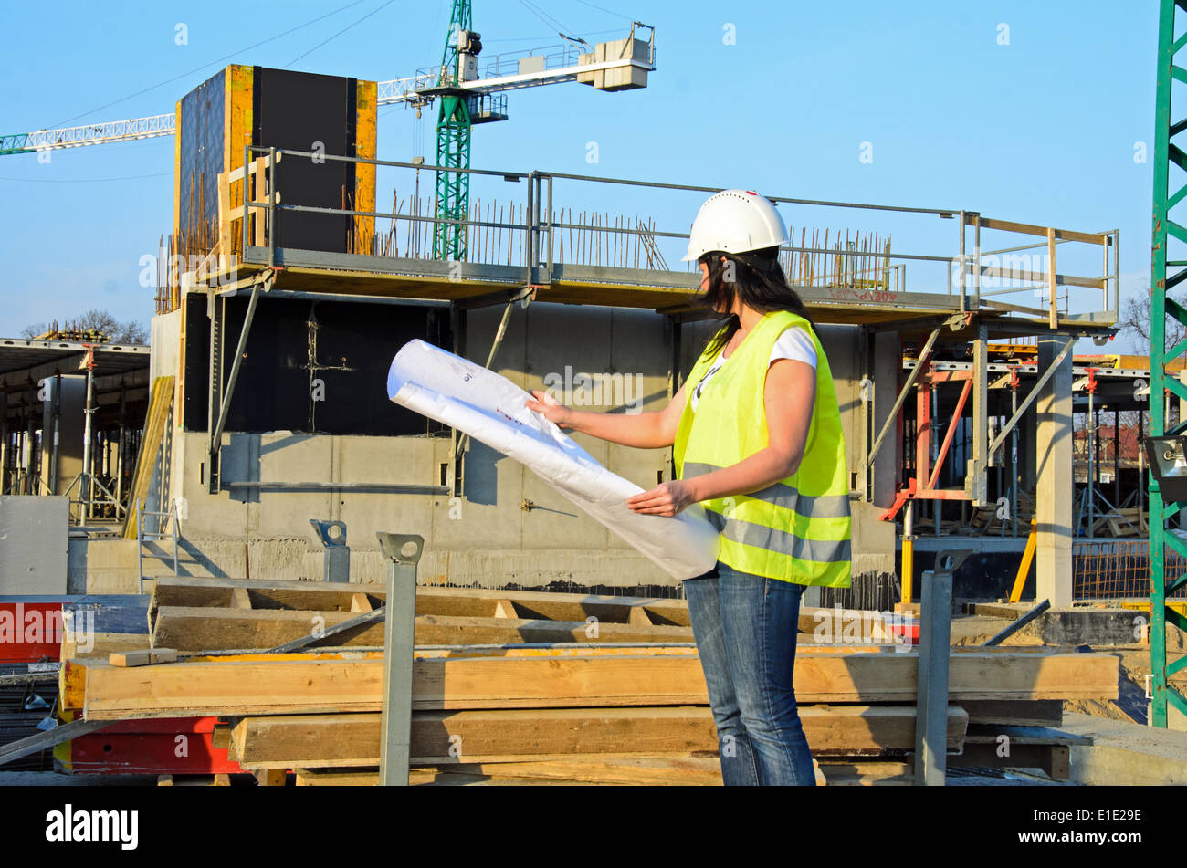 ein Foto von einer jungen Frau Architekt auf der Baustelle des Bauvorhabens Stockfoto
