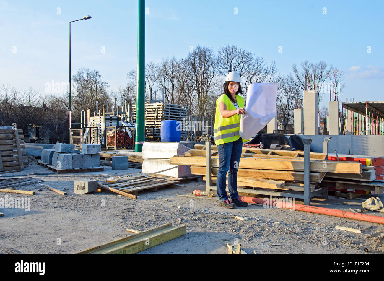 ein Foto von einer jungen Frau Architekt auf der Baustelle des Bauvorhabens Stockfoto