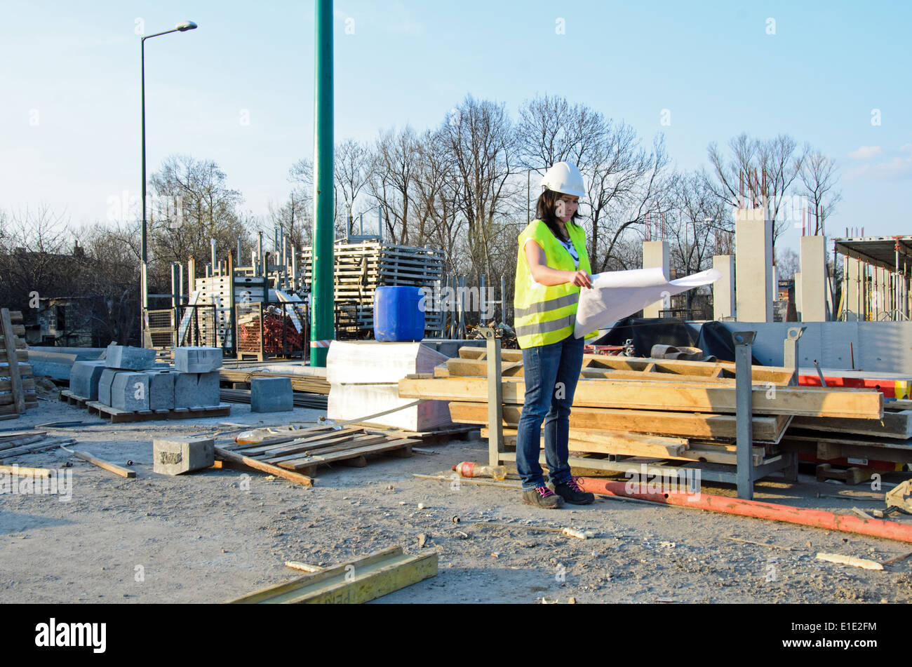 ein Foto von einer jungen Frau Architekt auf der Baustelle des Bauvorhabens Stockfoto