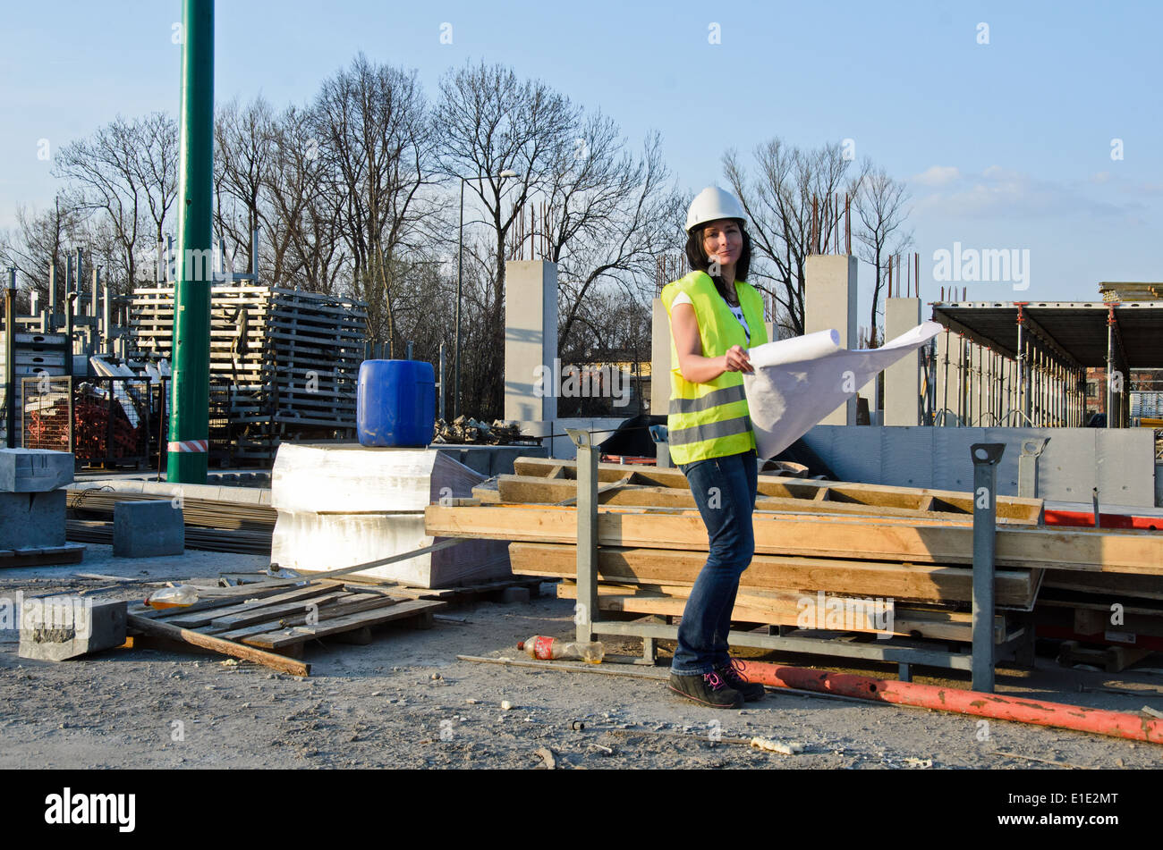 ein Foto von einer jungen Frau Architekt auf der Baustelle des Bauvorhabens Stockfoto