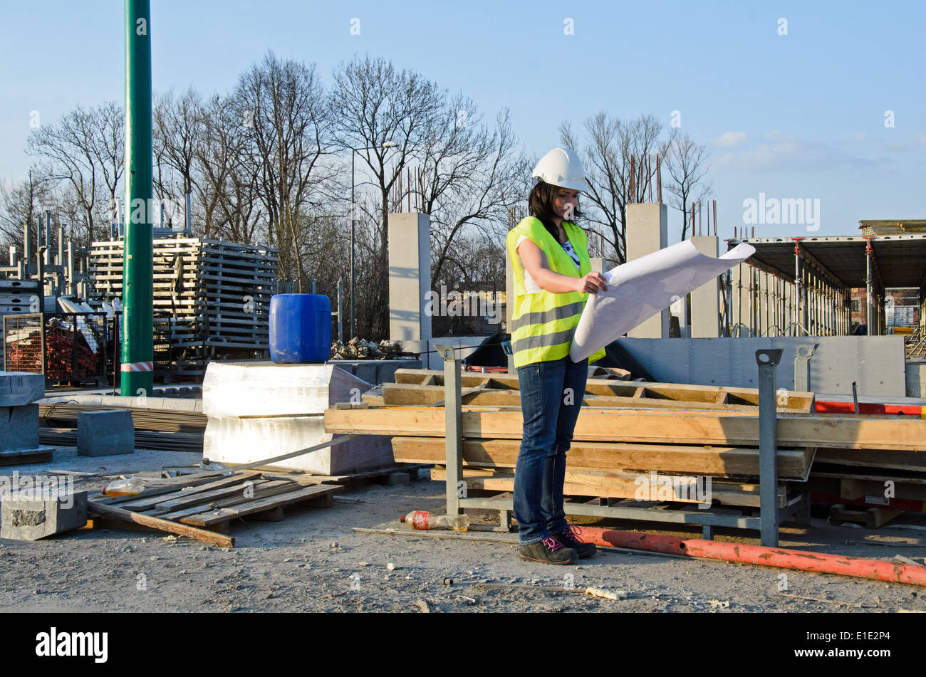 ein Foto von einer jungen Frau Architekt auf der Baustelle des Bauvorhabens Stockfoto