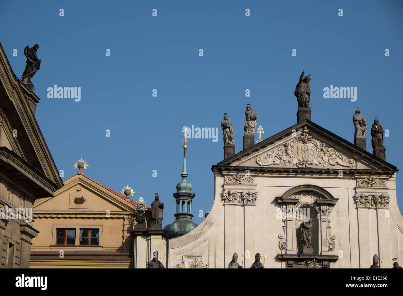 Kirche der Madonna vor Tyn in Prag auf einem blauen Himmel Stockfoto