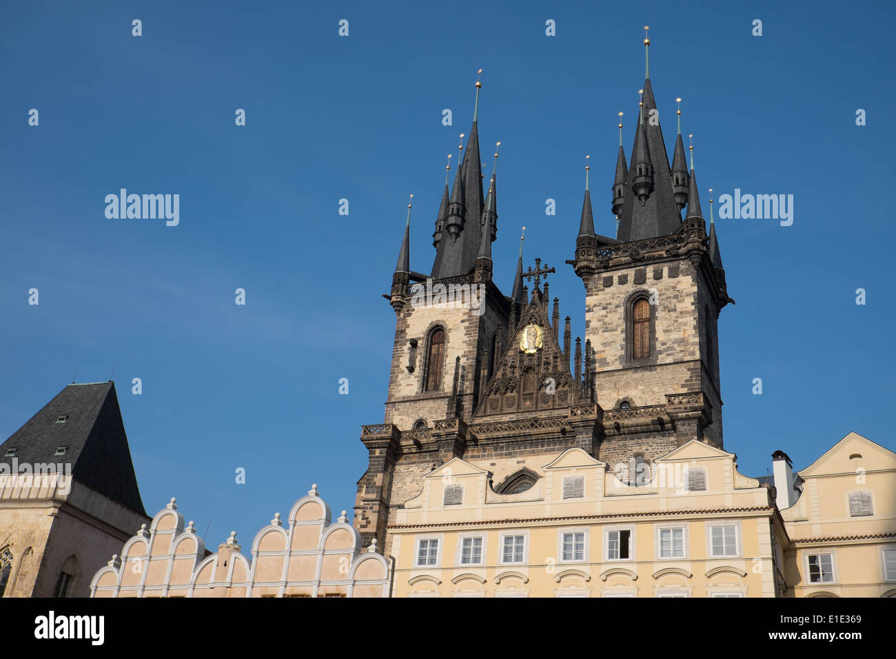 Kirche der Madonna vor Tyn in Prag auf einem blauen Himmel Stockfoto