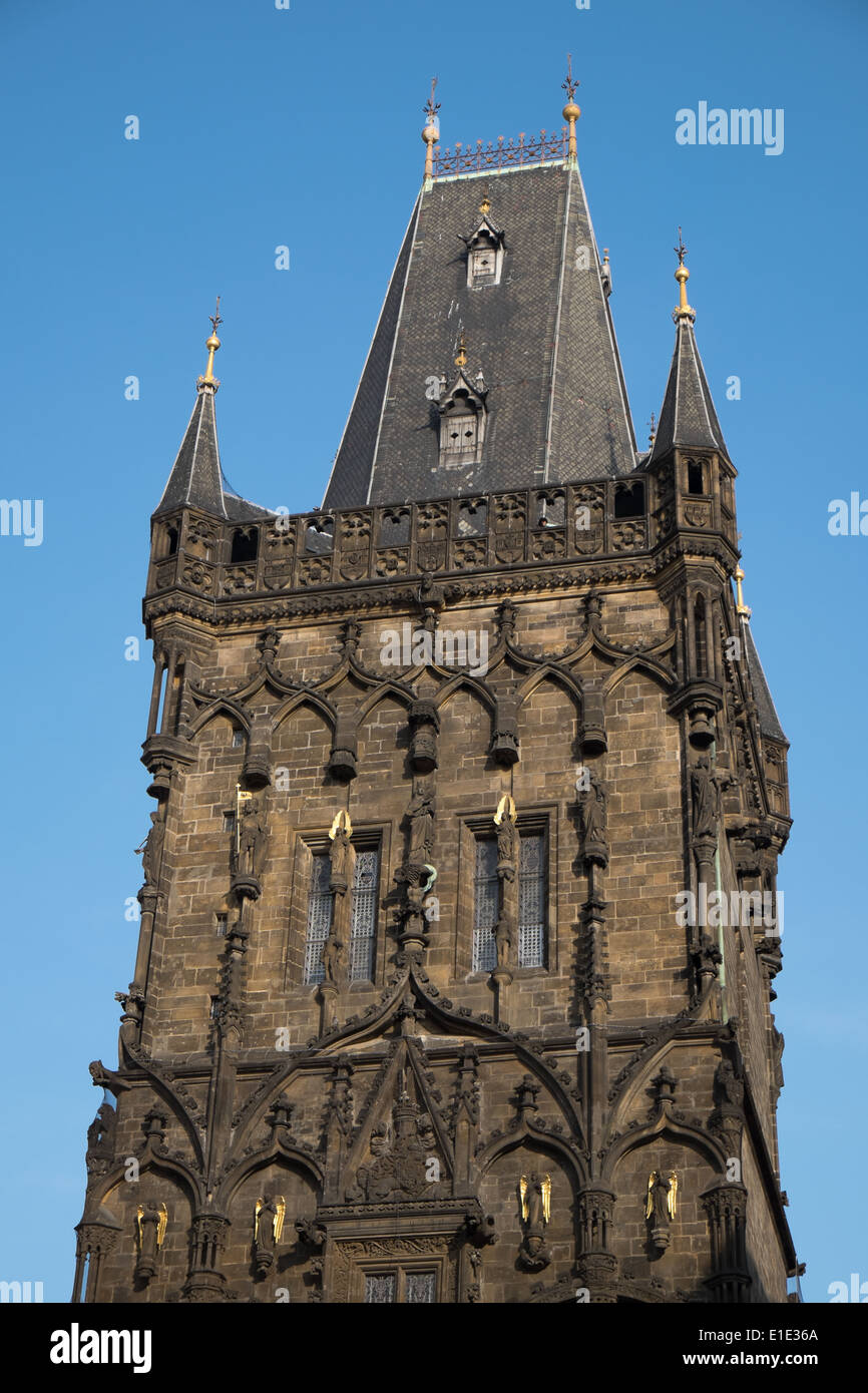 Pulverturm in Prag Tschechien mit blauem Himmel Stockfoto